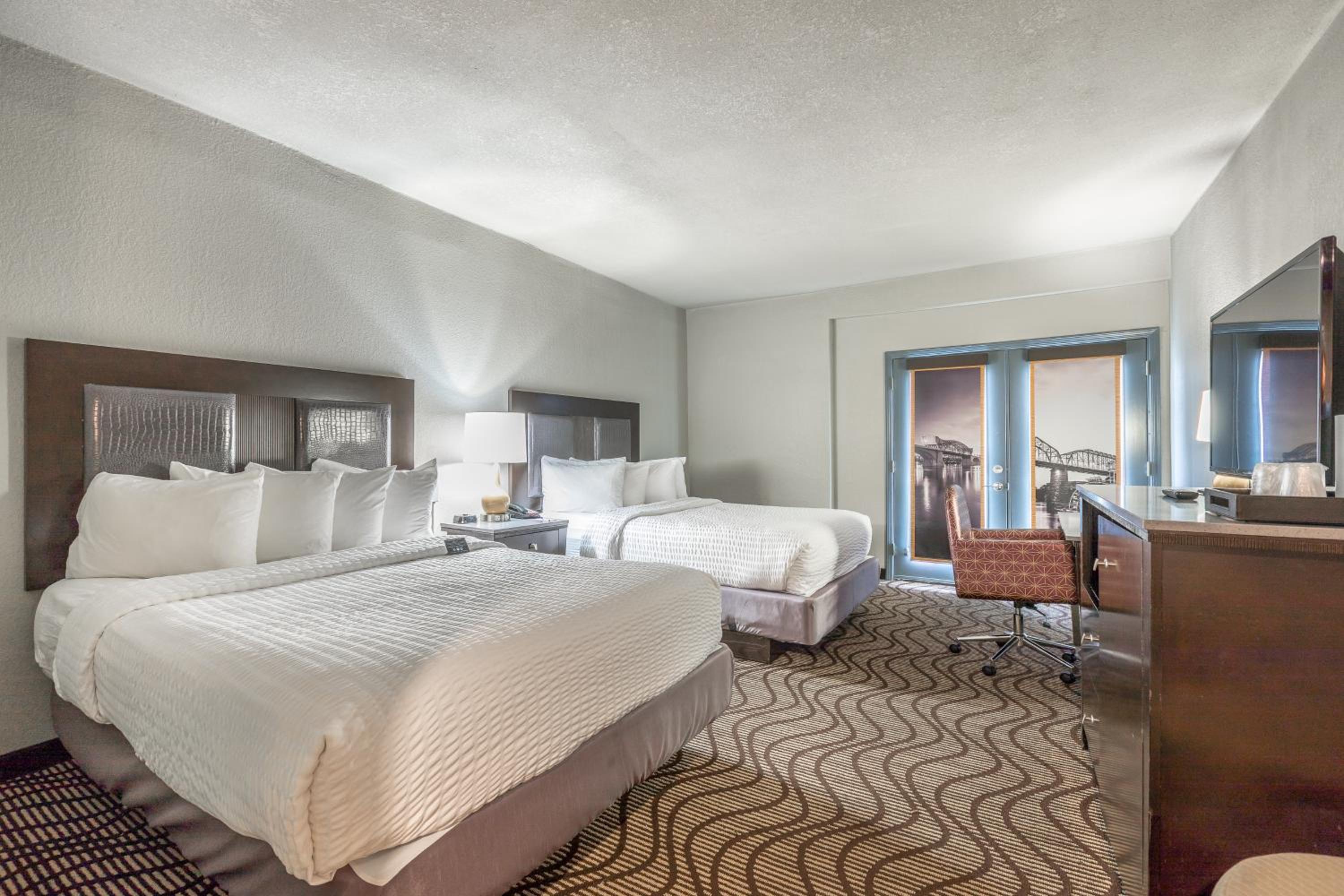 Queen Room With Two Queen Beds - Non-Smoking - Photo 5