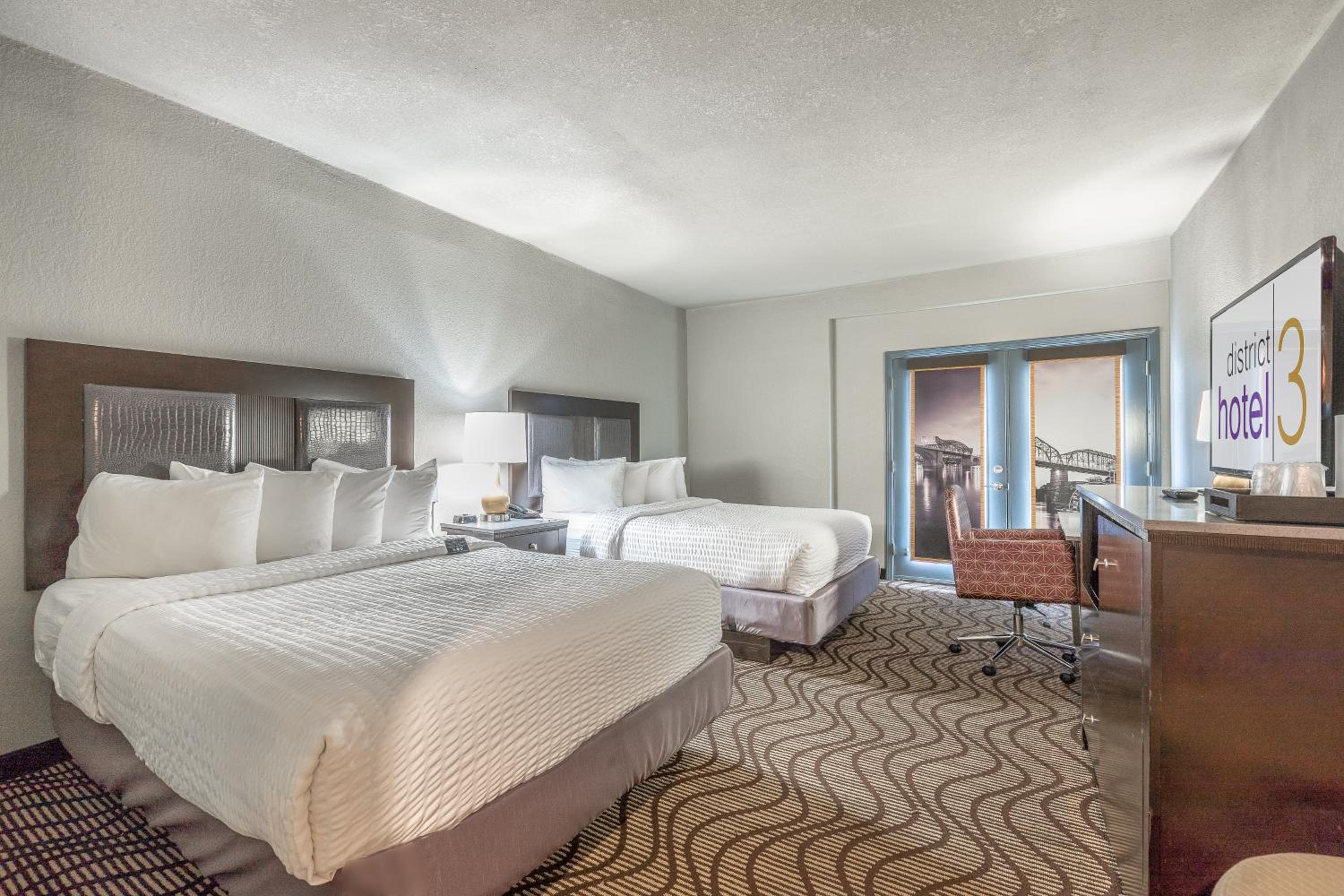 Queen Room With Two Queen Beds - Non-Smoking - Photo 8