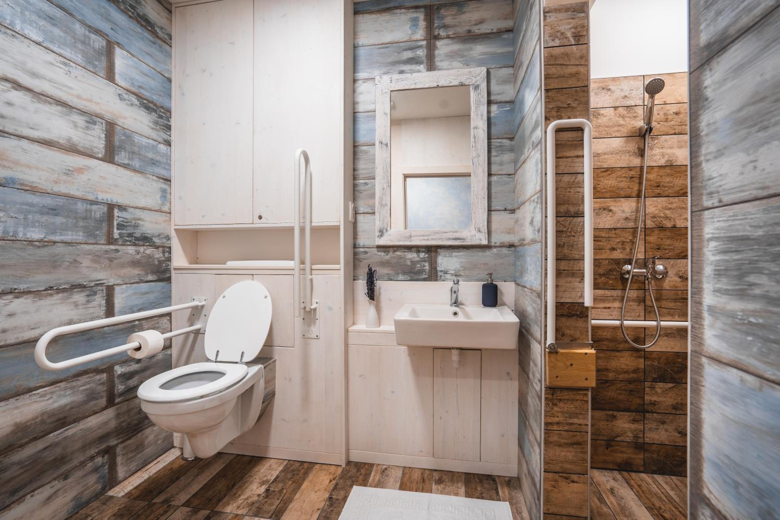 Twin Room - Disability Access photo 2
