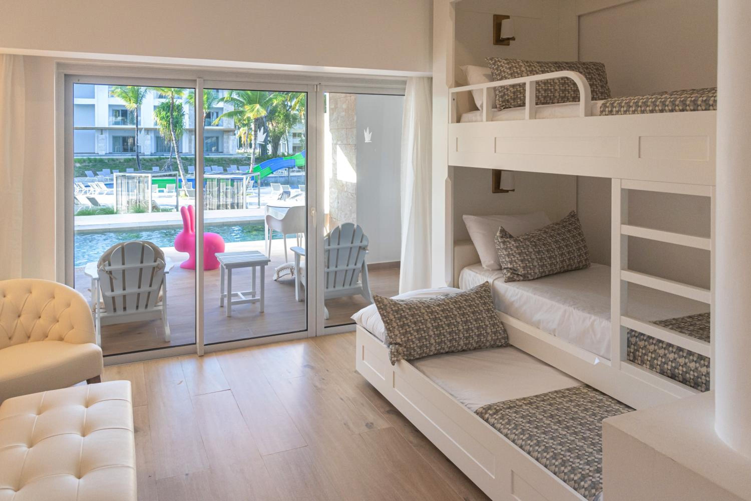 Family Club Jr Suite Swimout (2 adults + 3 children) photo 3