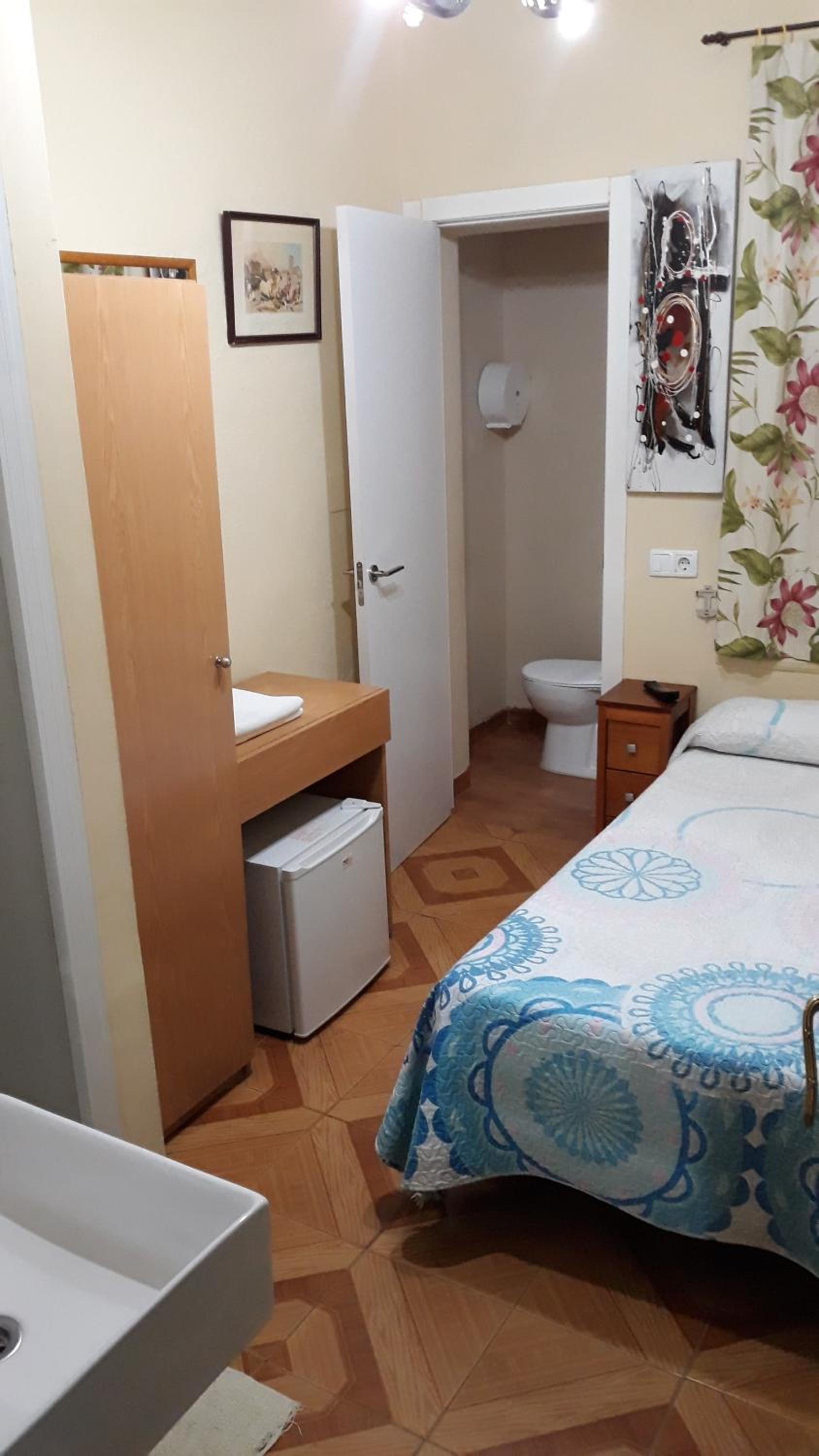 Single Room with Private Bathroom photo 2