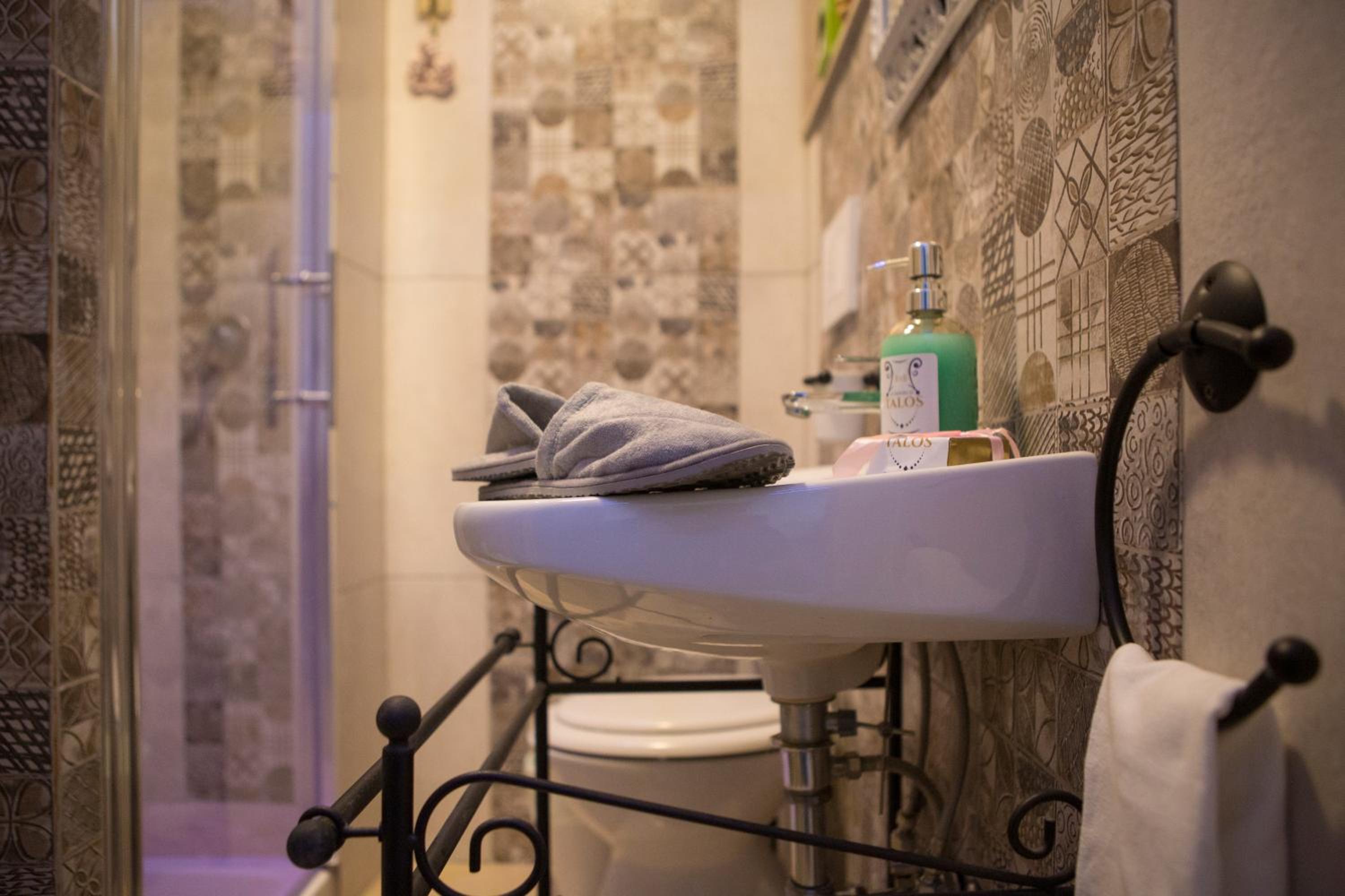 Deluxe Double Room with Shower photo 2