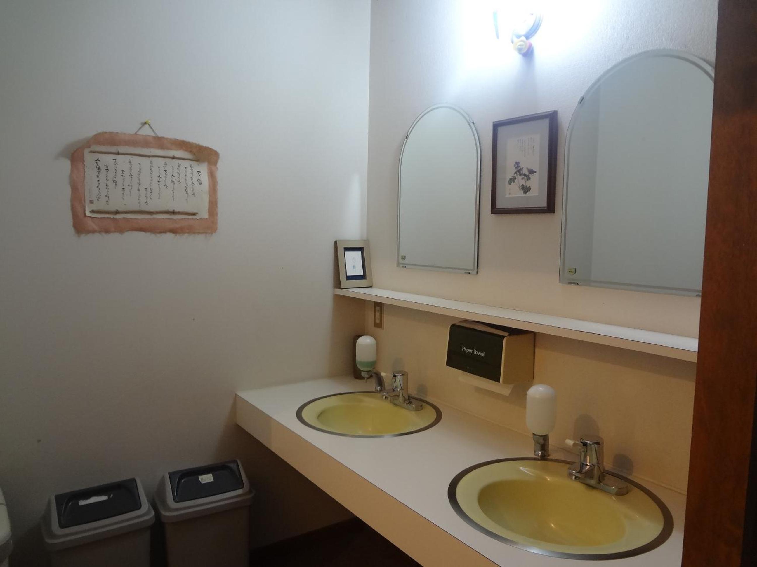 Twin Room with Shared Bathroom - Non-Smoking photo 2