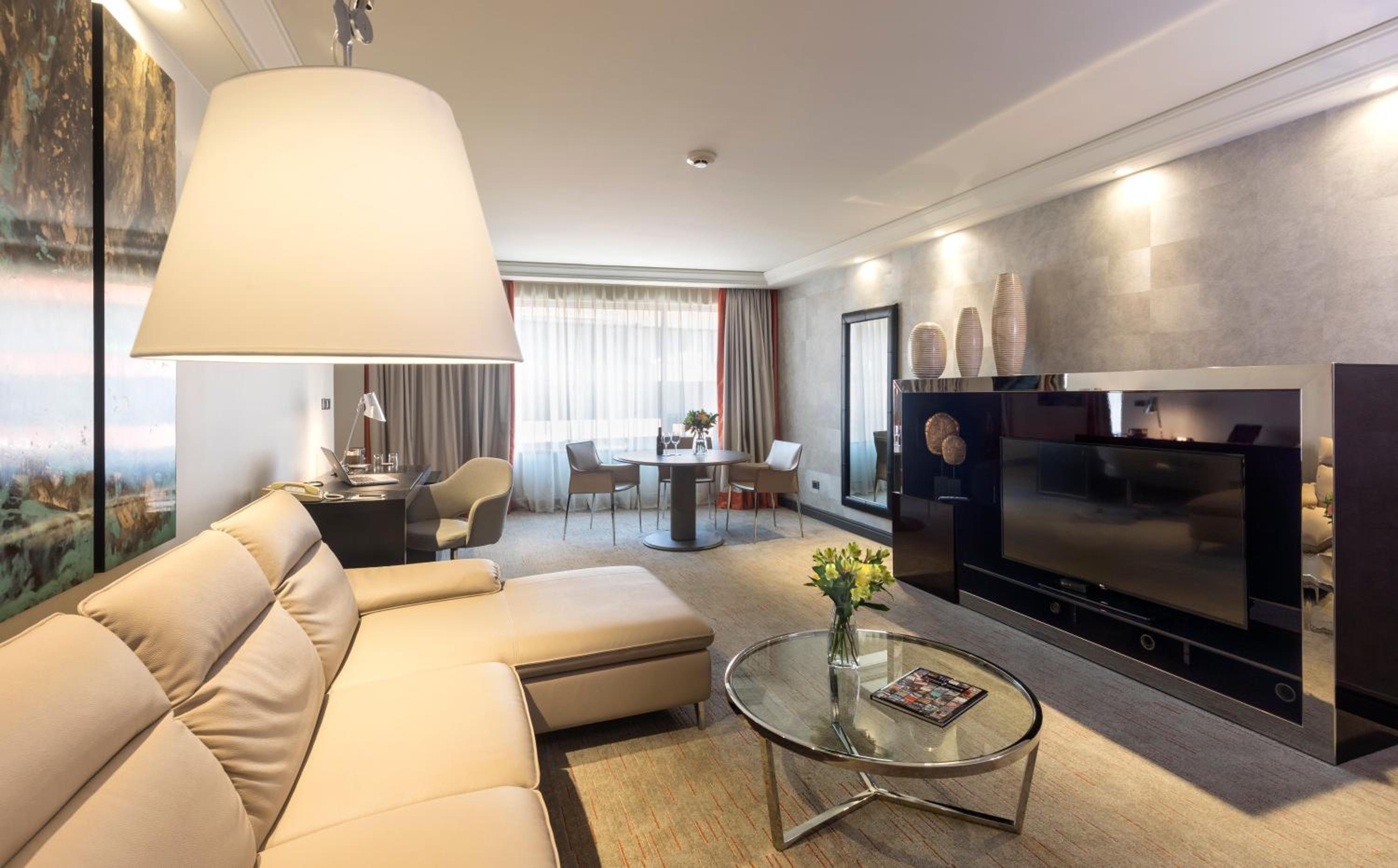 One-Bedroom Suite - Photo 3