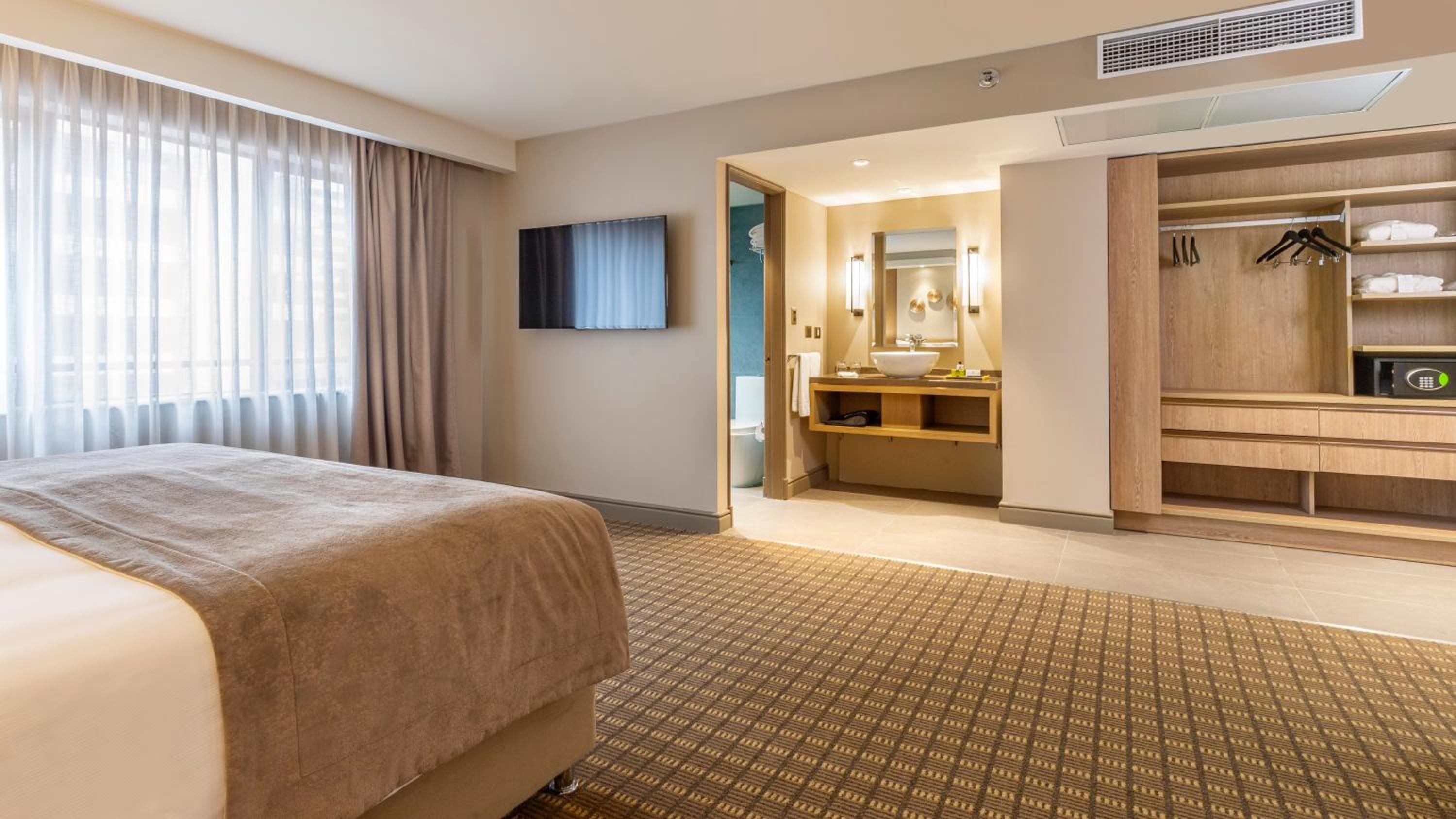 Classic King Room - Photo 6