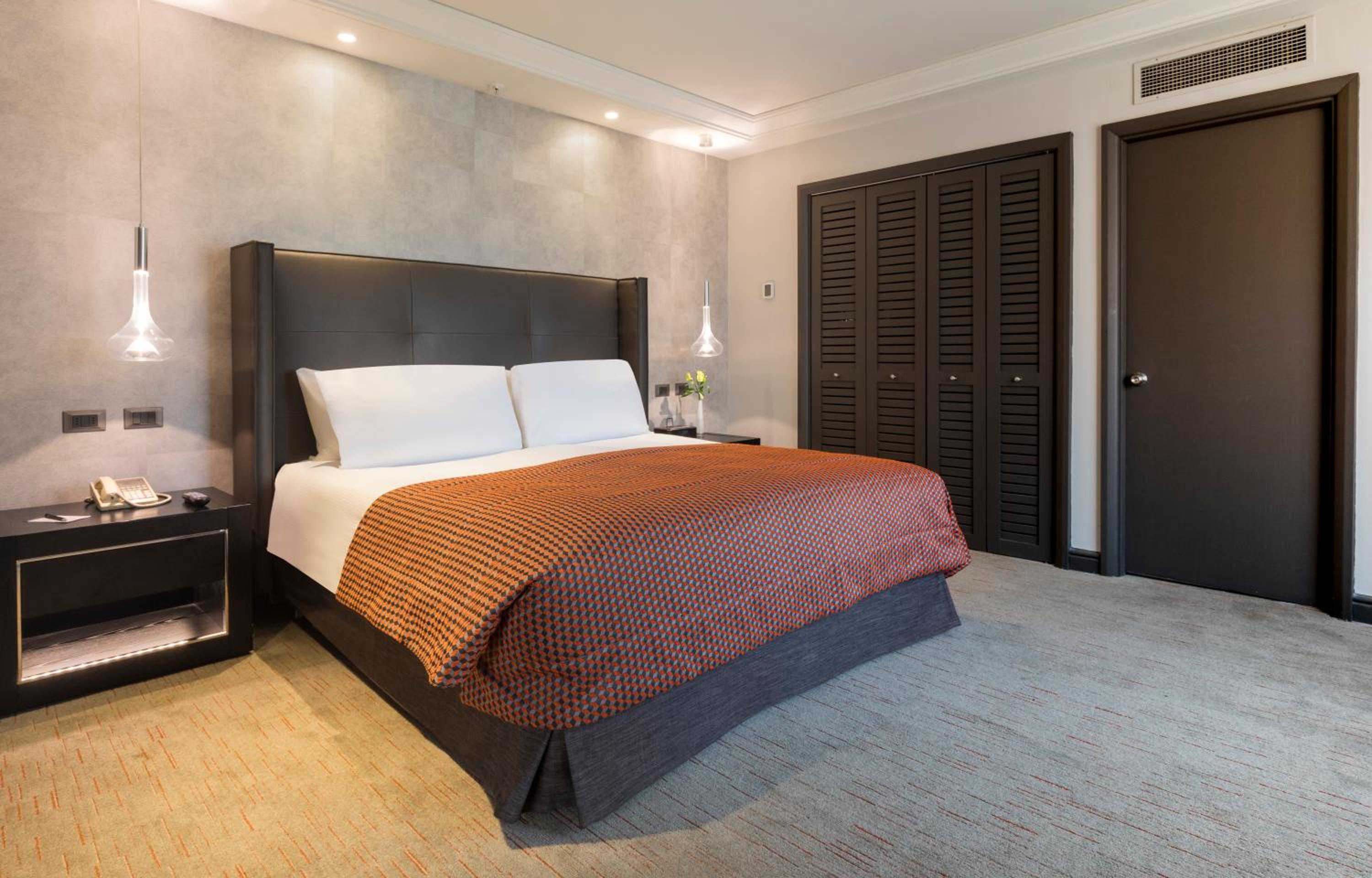 One-Bedroom Suite - Photo 2