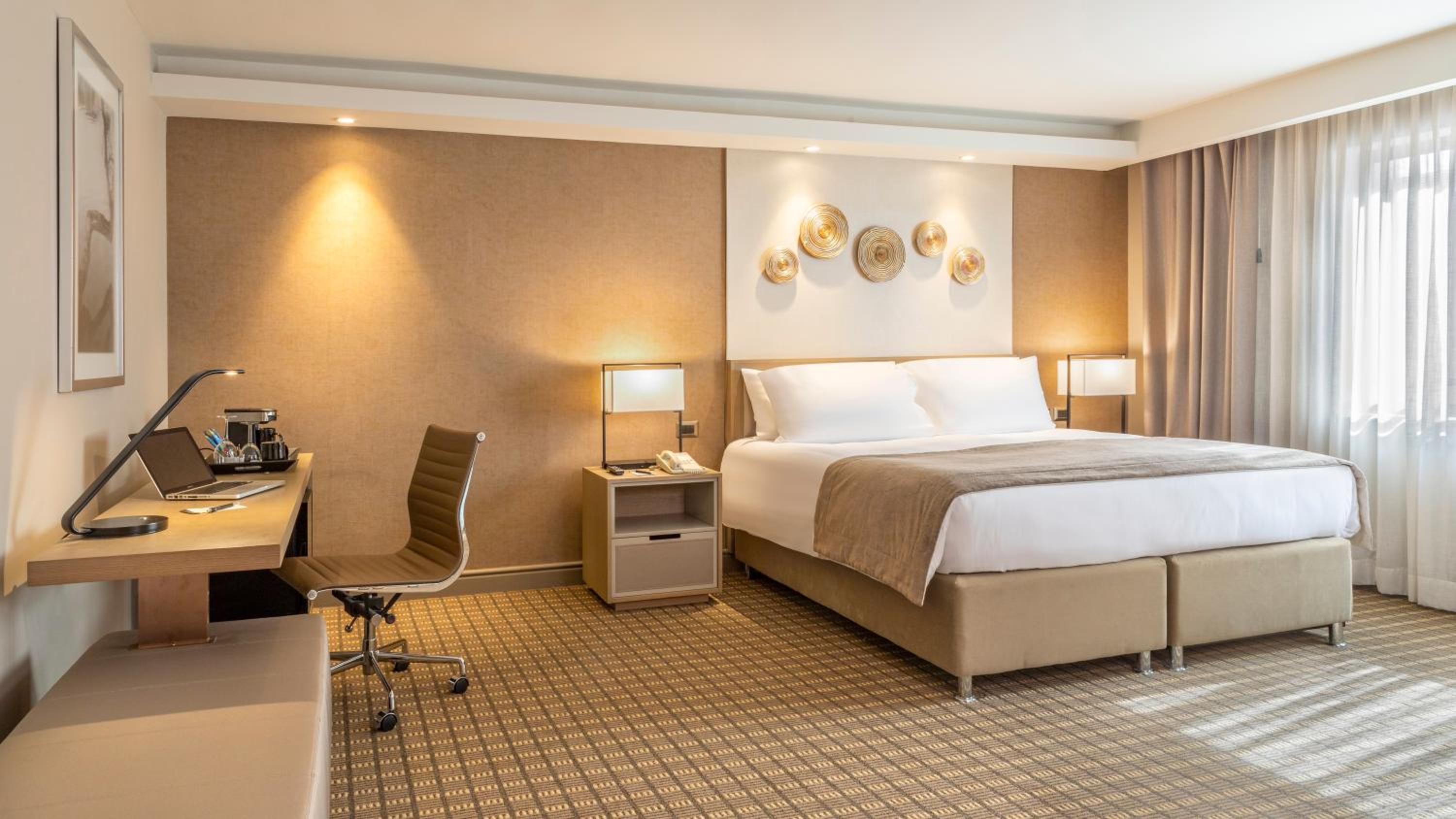 Classic King Room - Photo 13