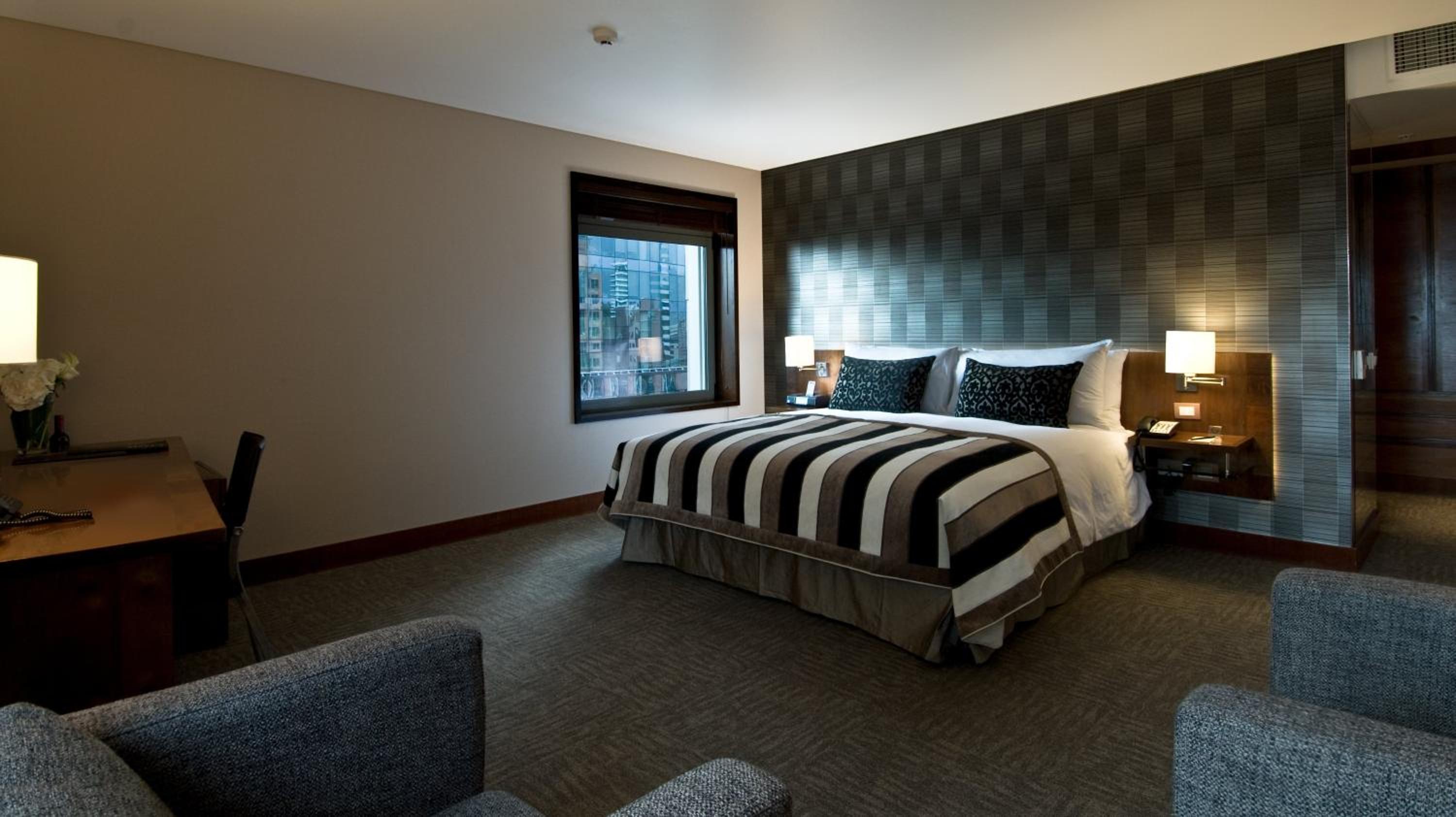 Premium King Room - Club Lounge Access - Photo 6