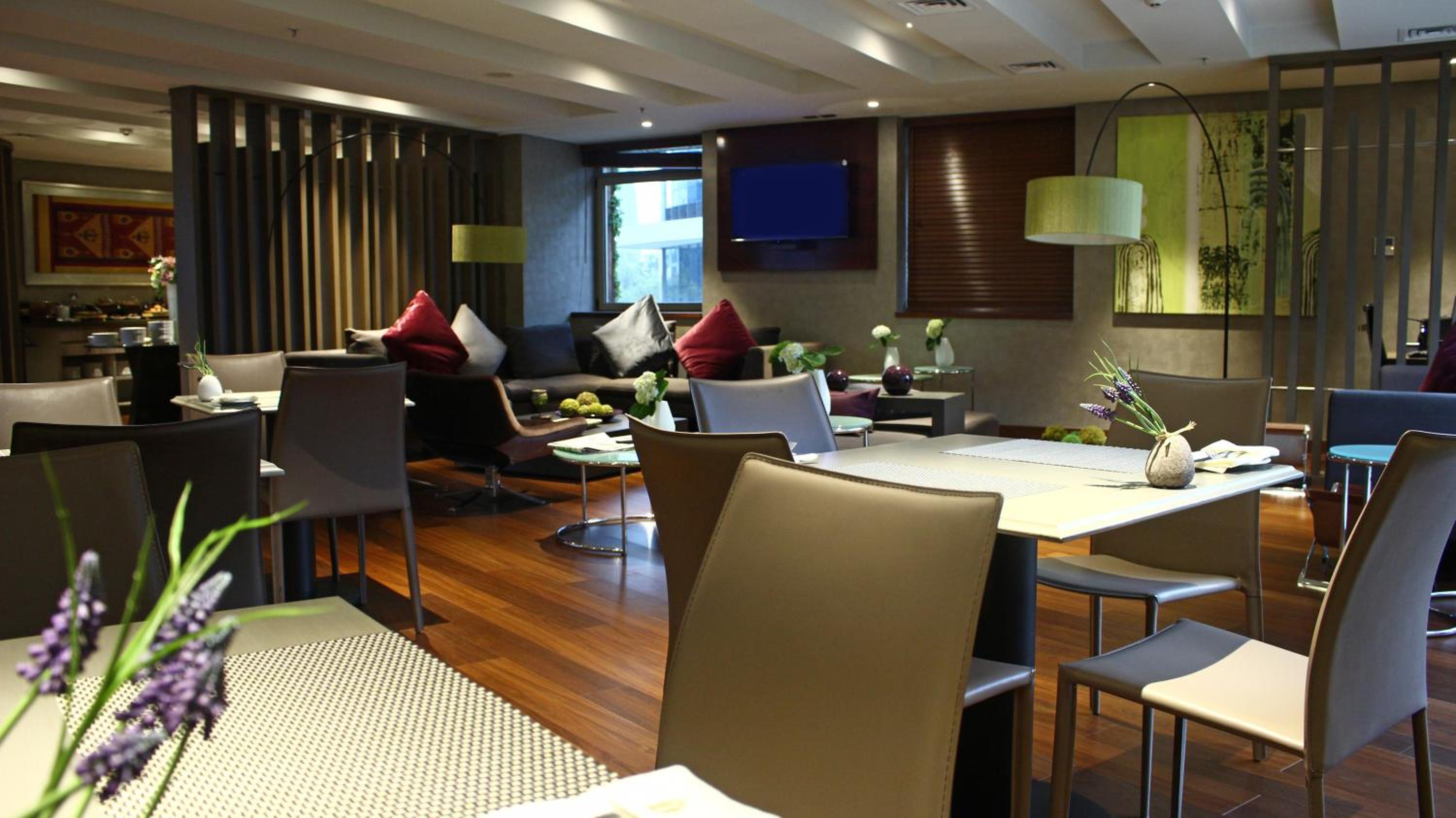 Premium King Room - Club Lounge Access - Photo 4