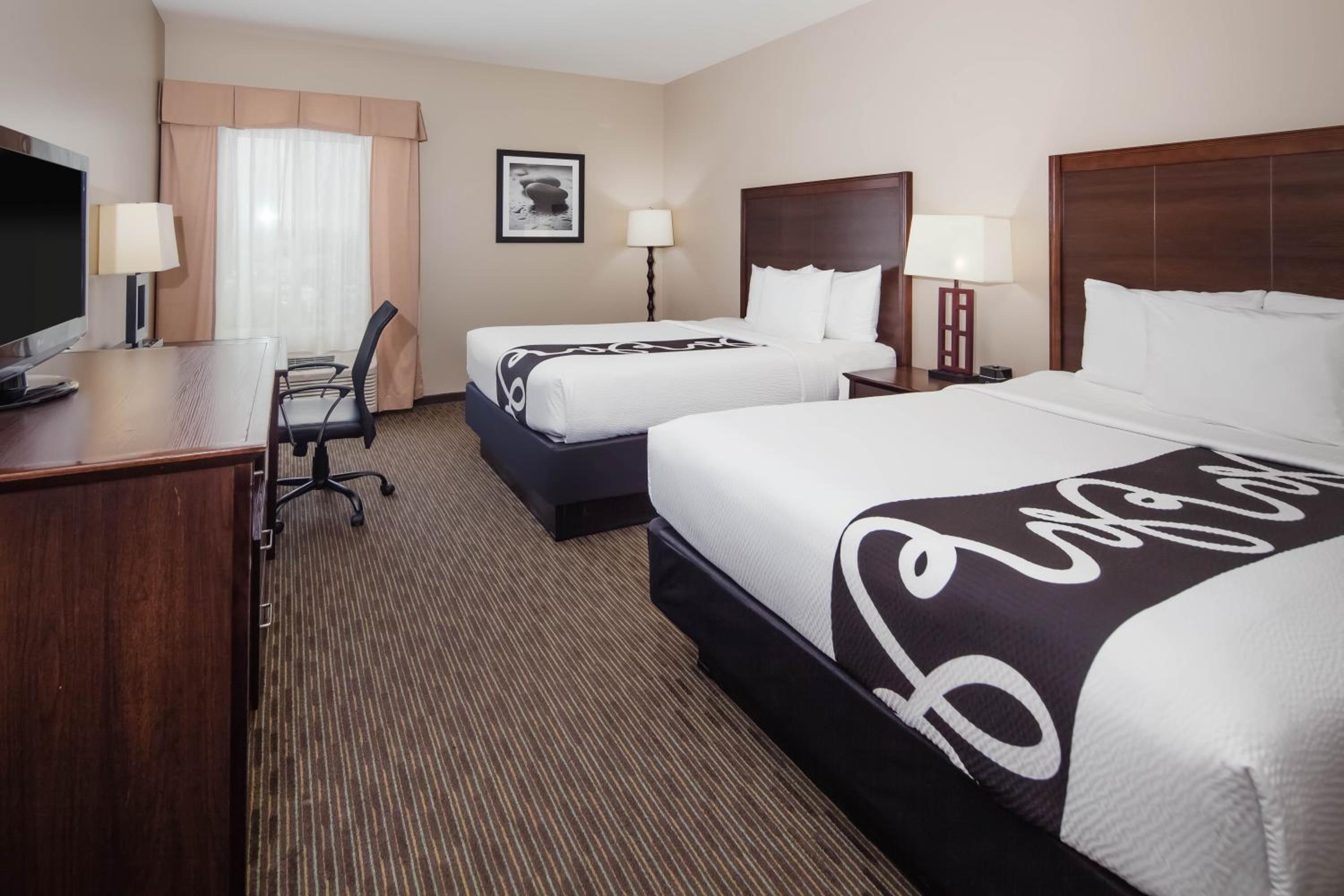 Queen Room with Two Queen Beds photo 3