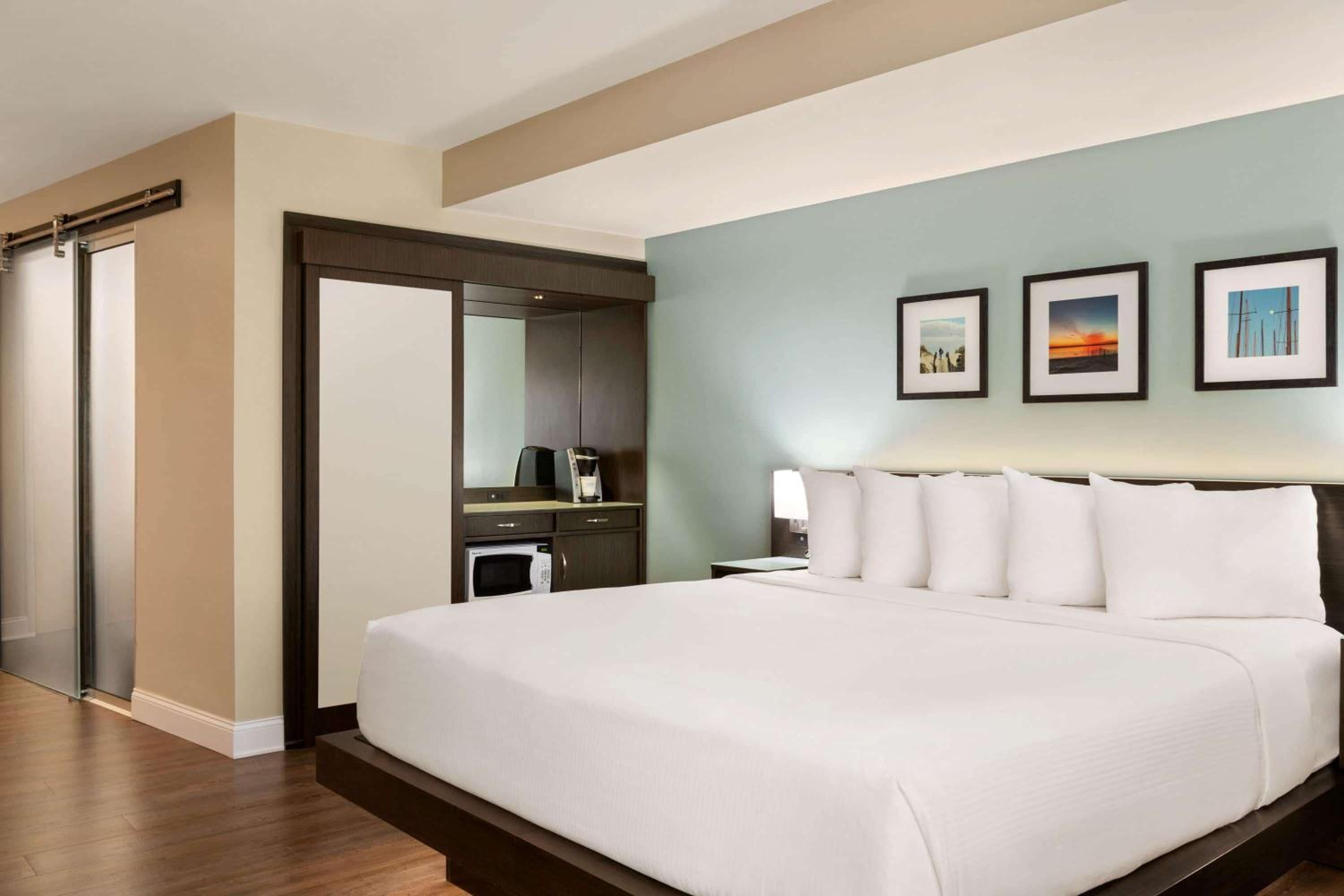 King Room - Non-Smoking - Photo 2