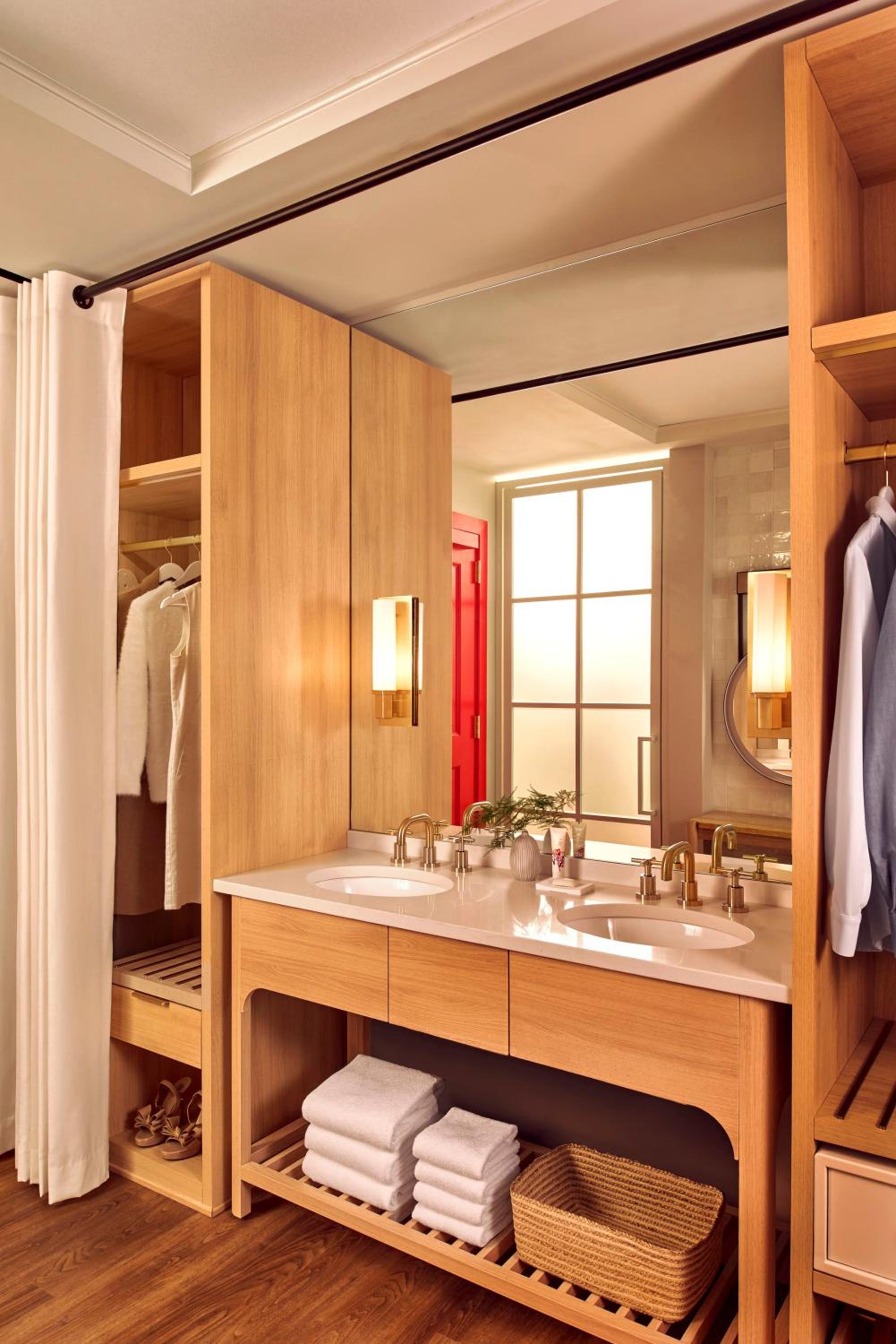Queen Room with Two Queen Beds - Photo 12