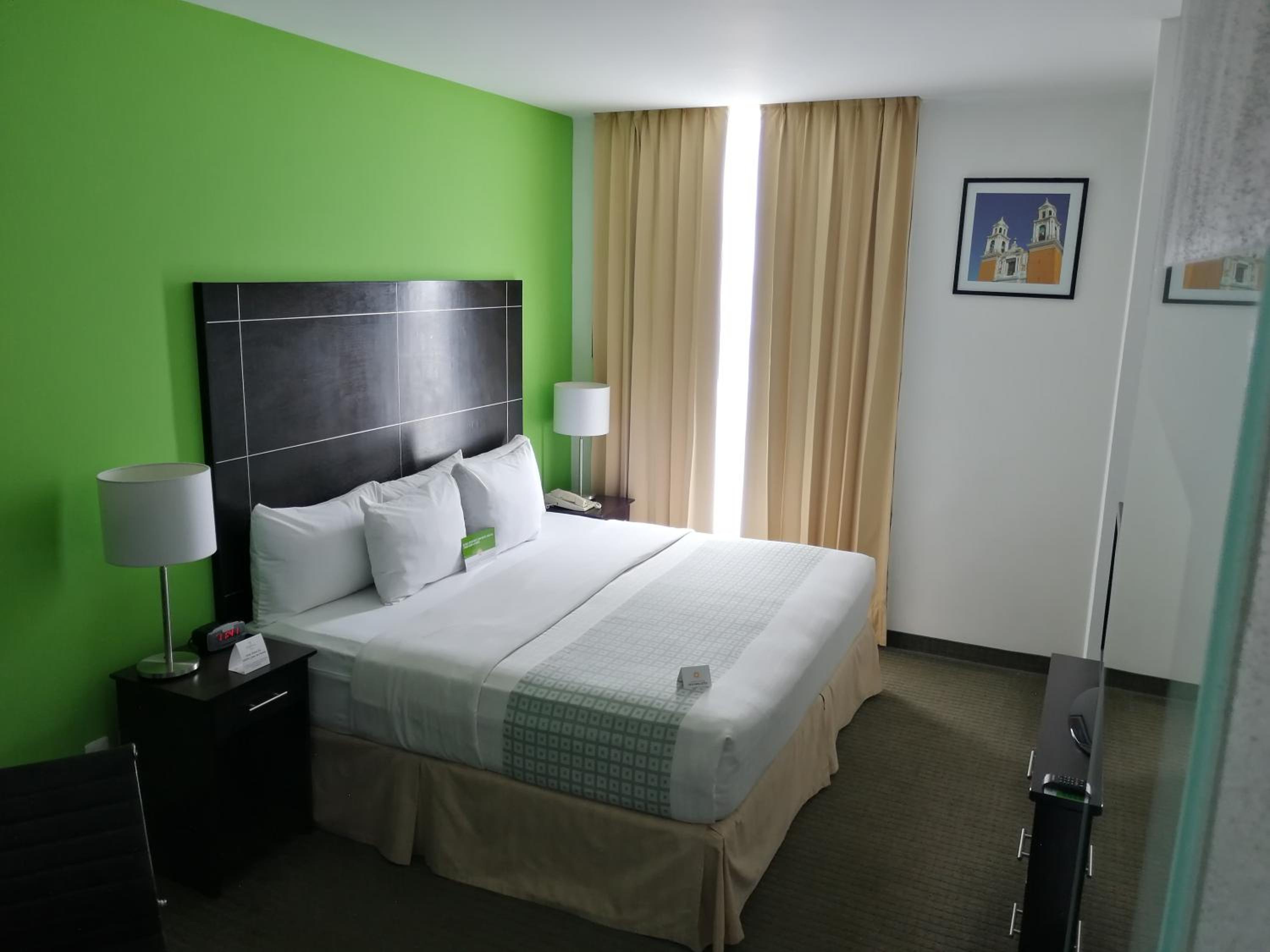 King Room - Non-Smoking - Photo 2