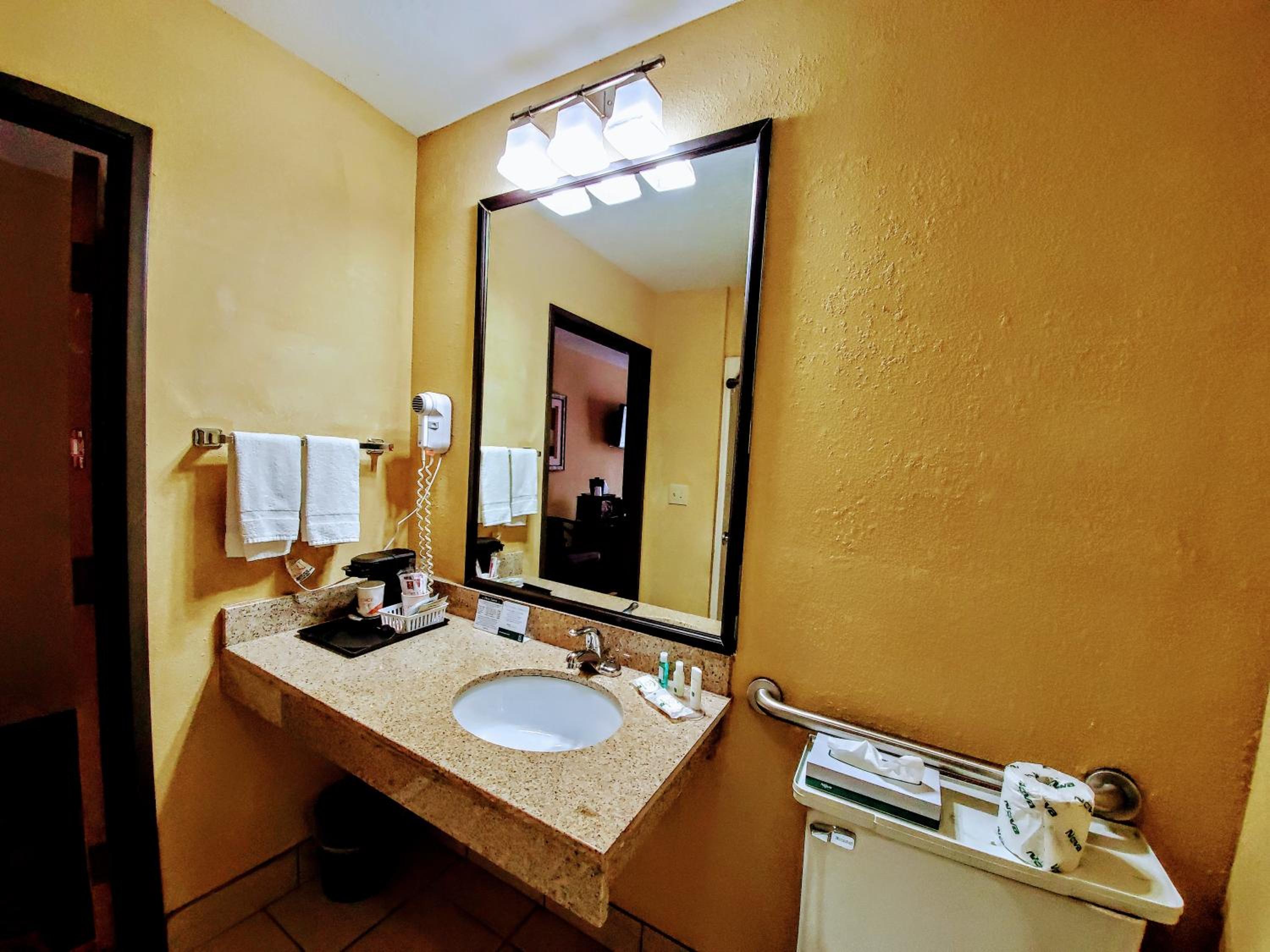 Queen Room - Photo 9