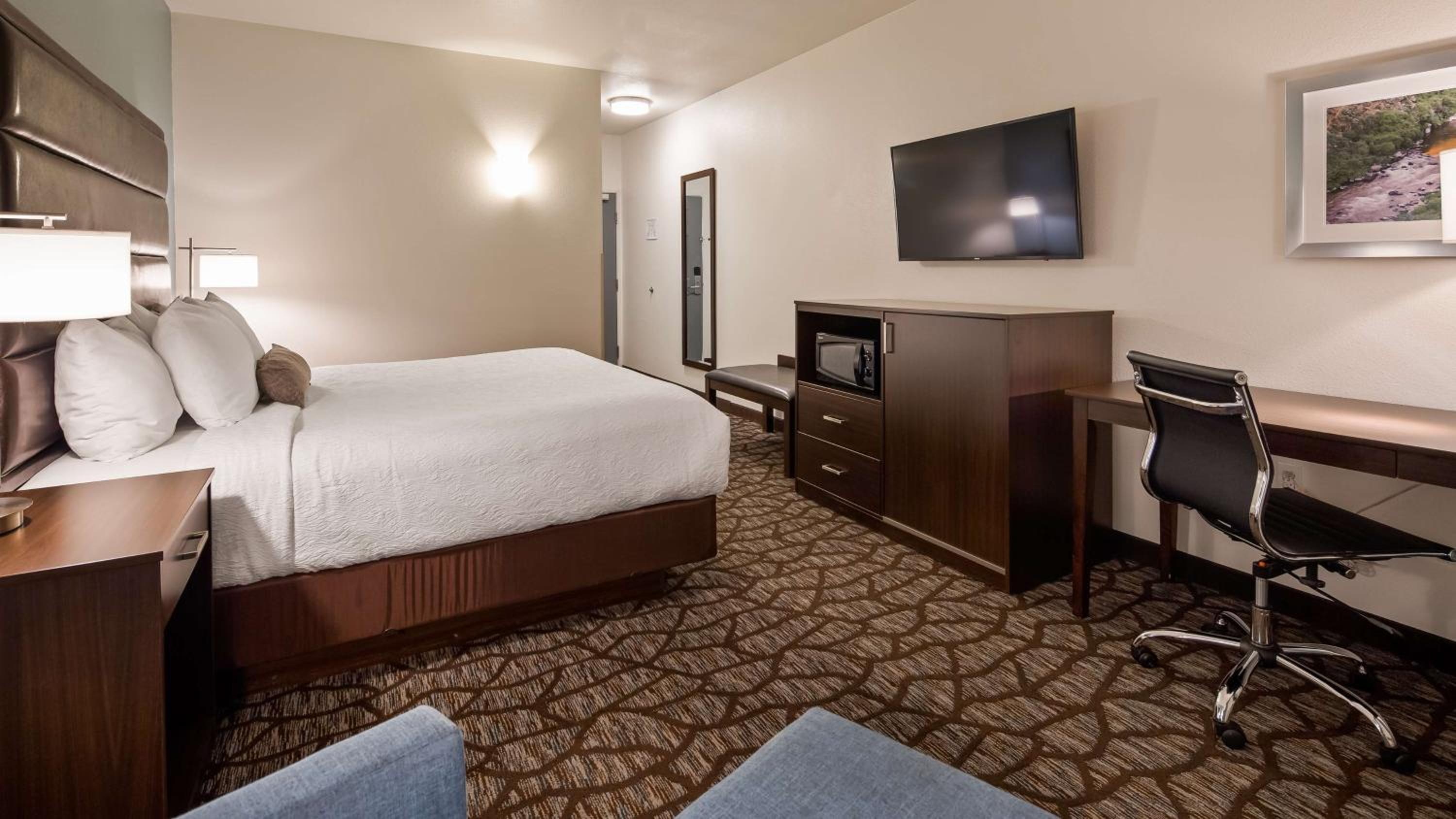 King Room with Bath Tub - Disability Access/Pet Friendly - Photo 4
