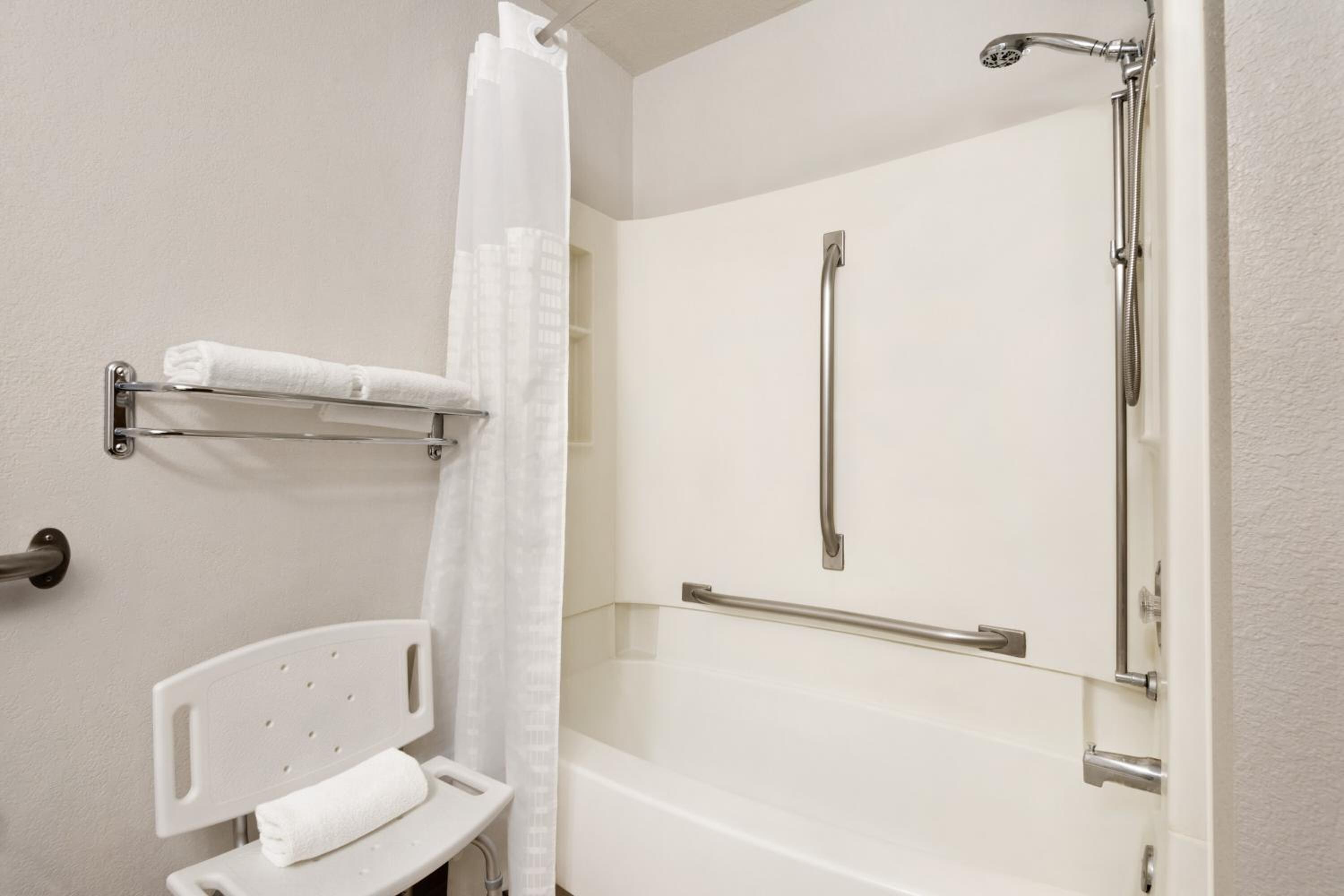 Queen Room - Mobility Access/Non-Smoking - Photo 5