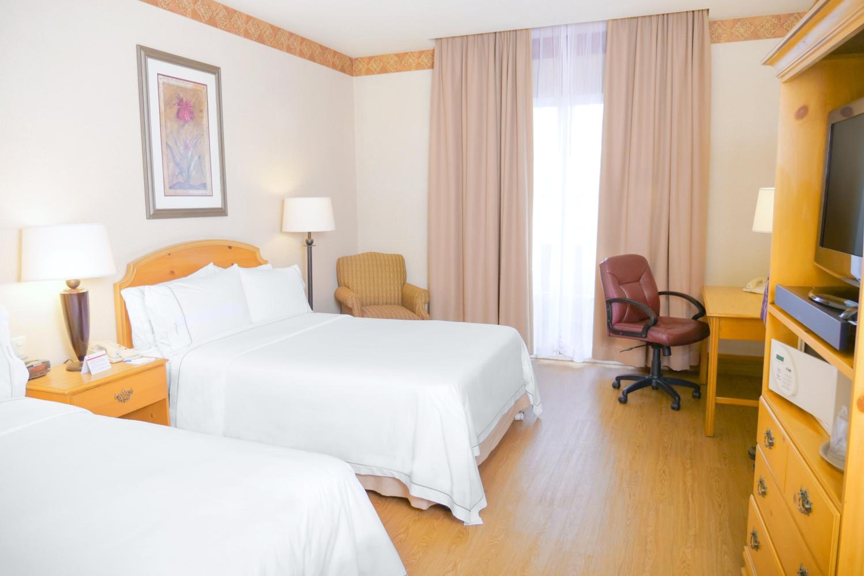 Standard Room with Two Queen Beds photo 2