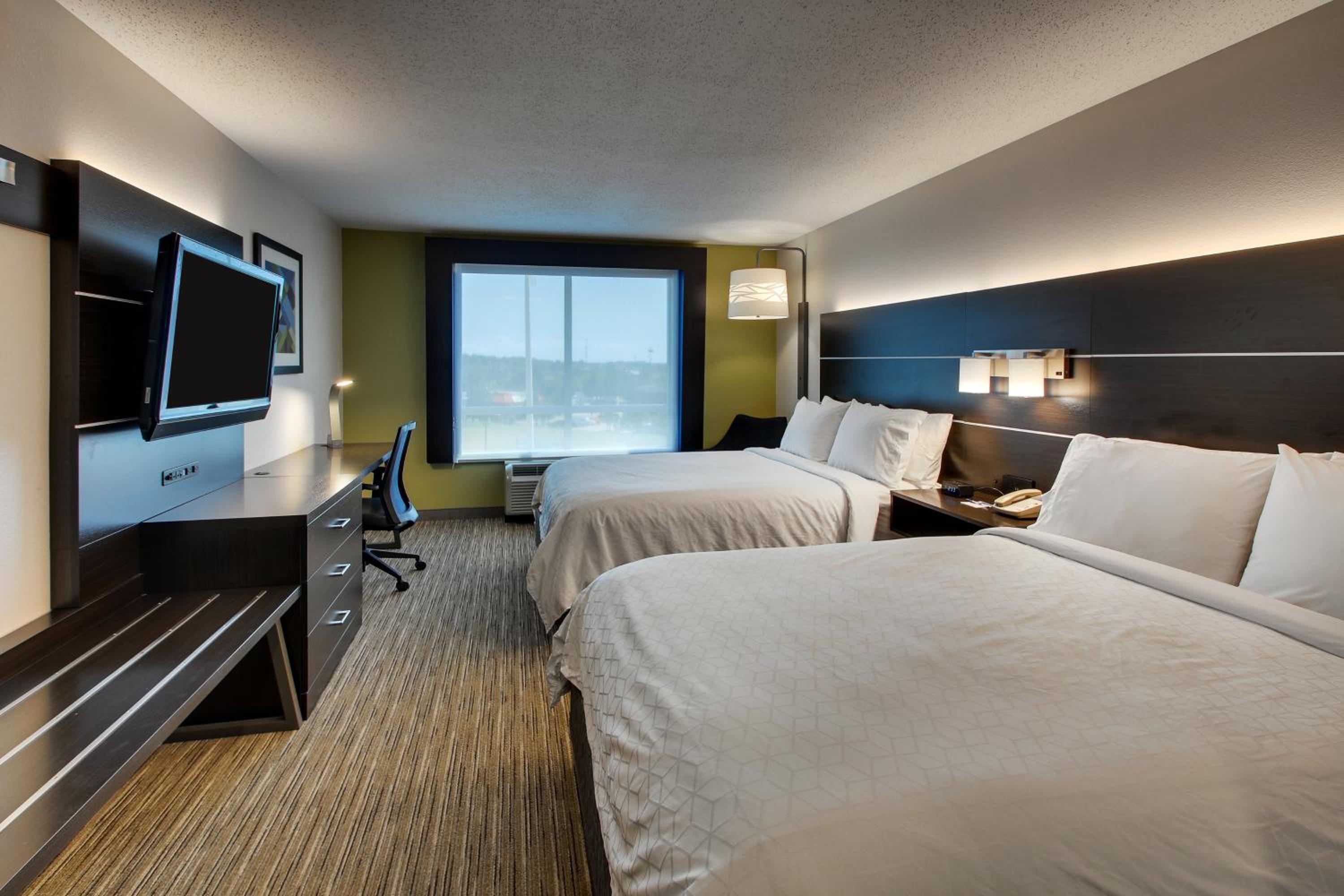 Standard Room with Two Queen Beds - Photo 3