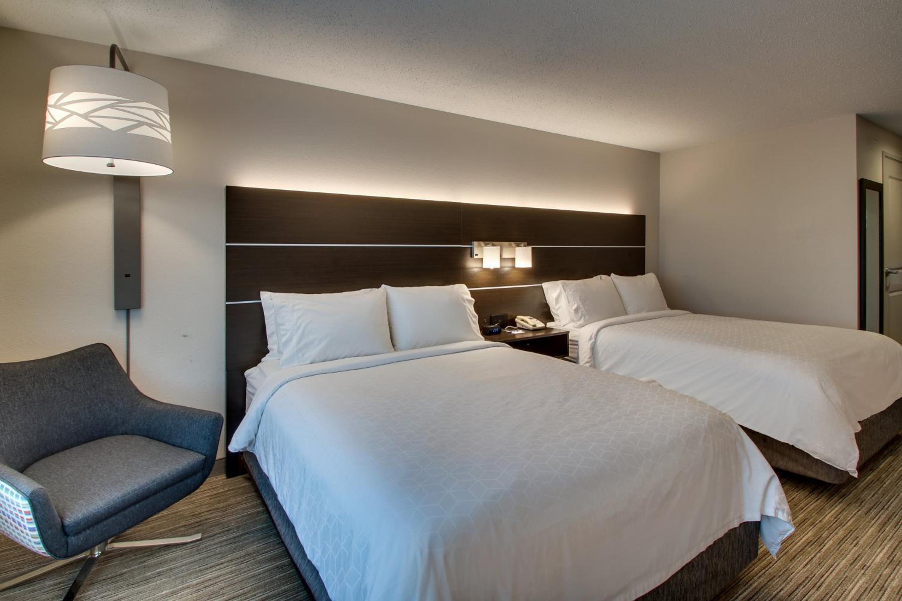 Standard Room with Two Queen Beds - Photo 4