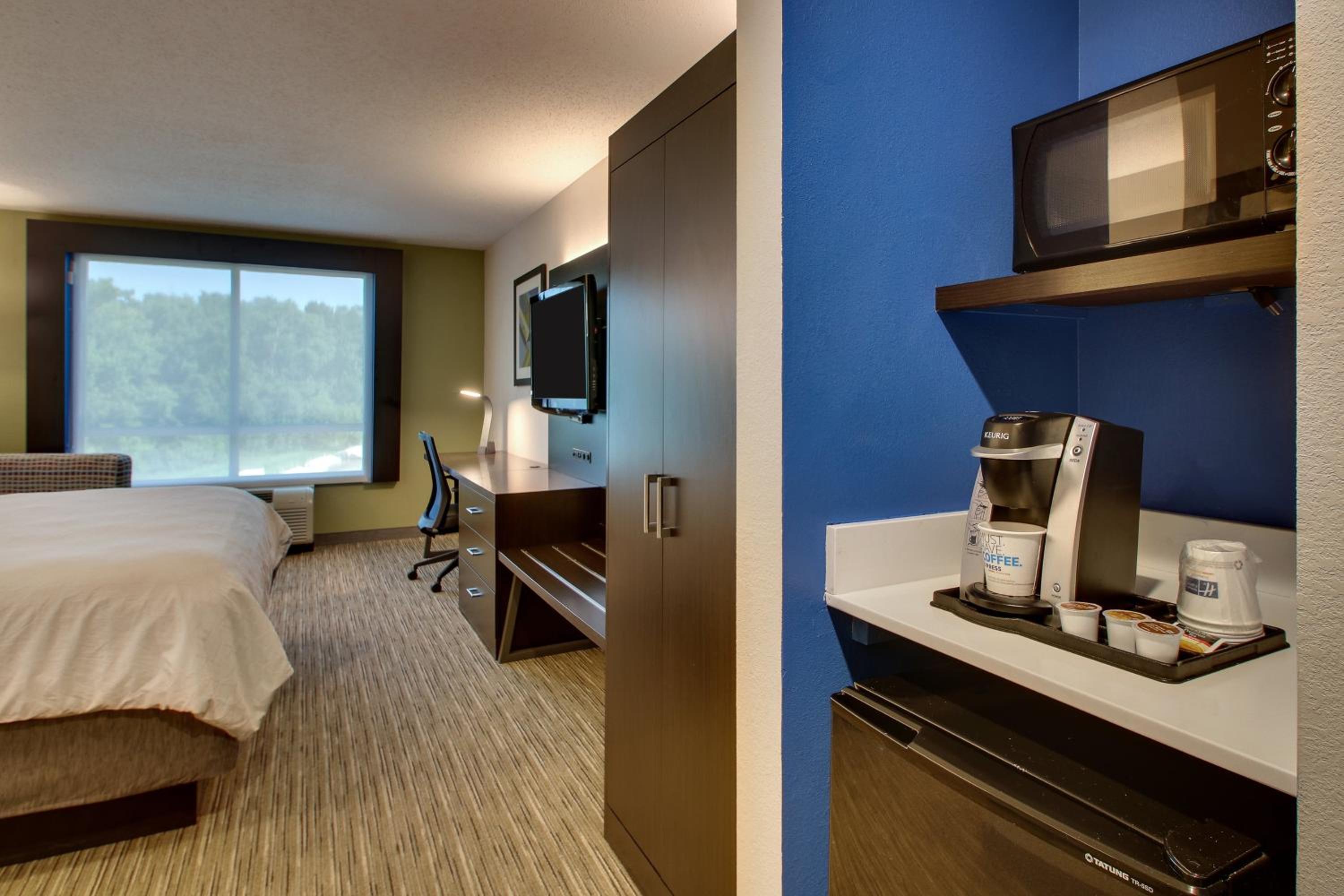 Standard King Room - Photo 5