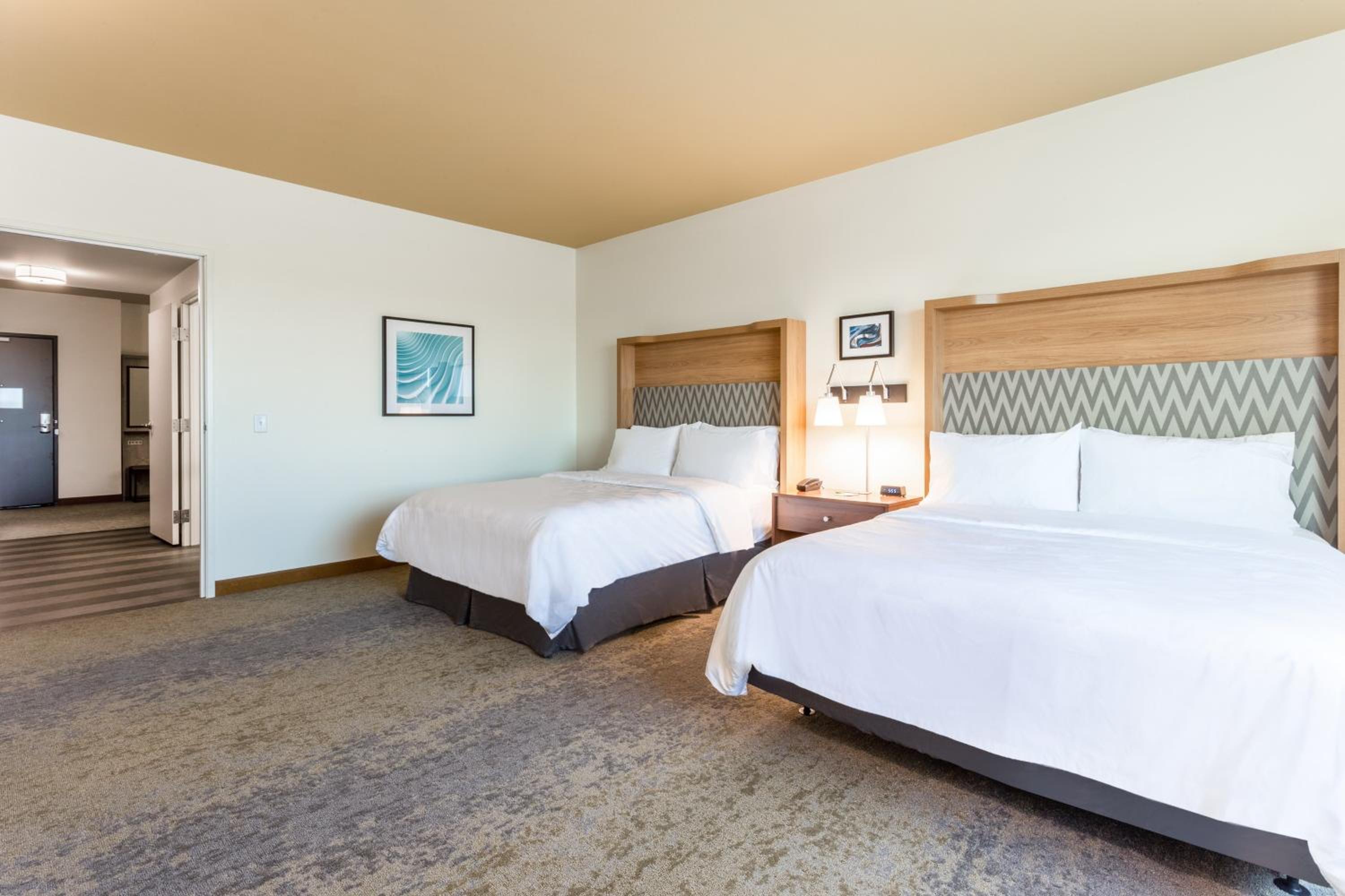 Queen Suite with Two Queen Beds - Photo 6