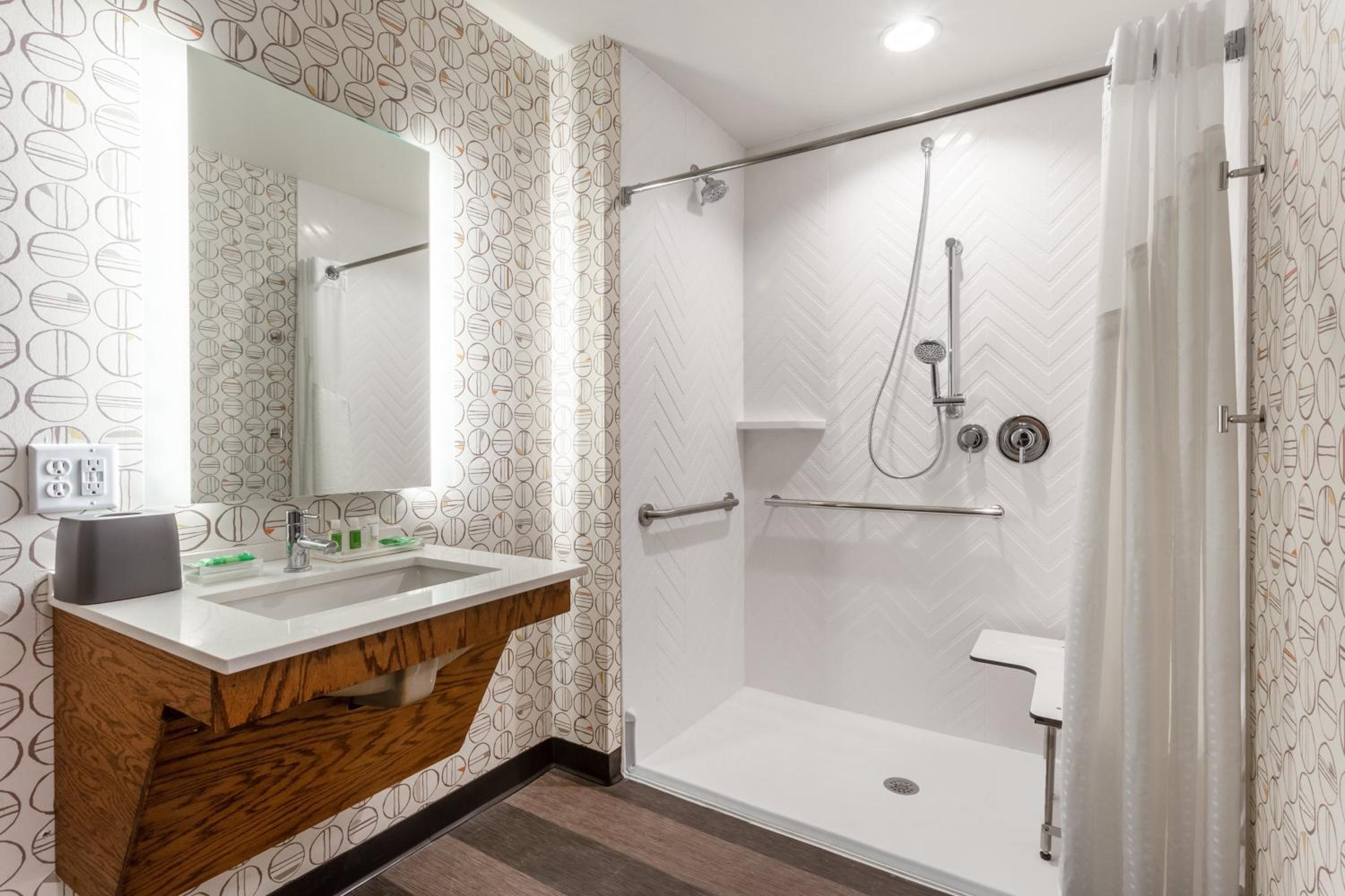 Standard Queen Room with Two Queen Beds and Mobility Accessible Roll-In Shower - Photo 5