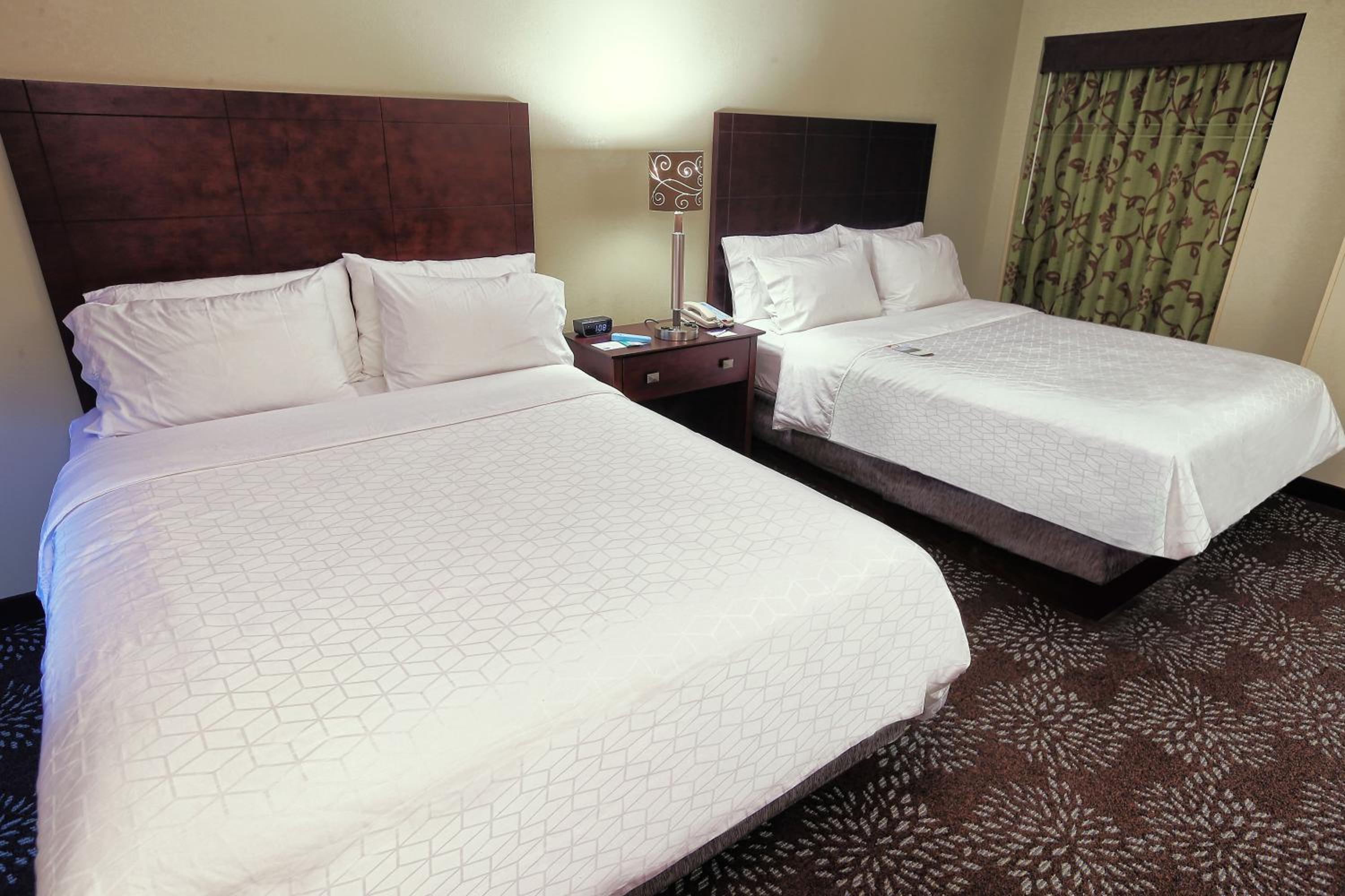 Standard Room with Two Queen Beds - Photo 3