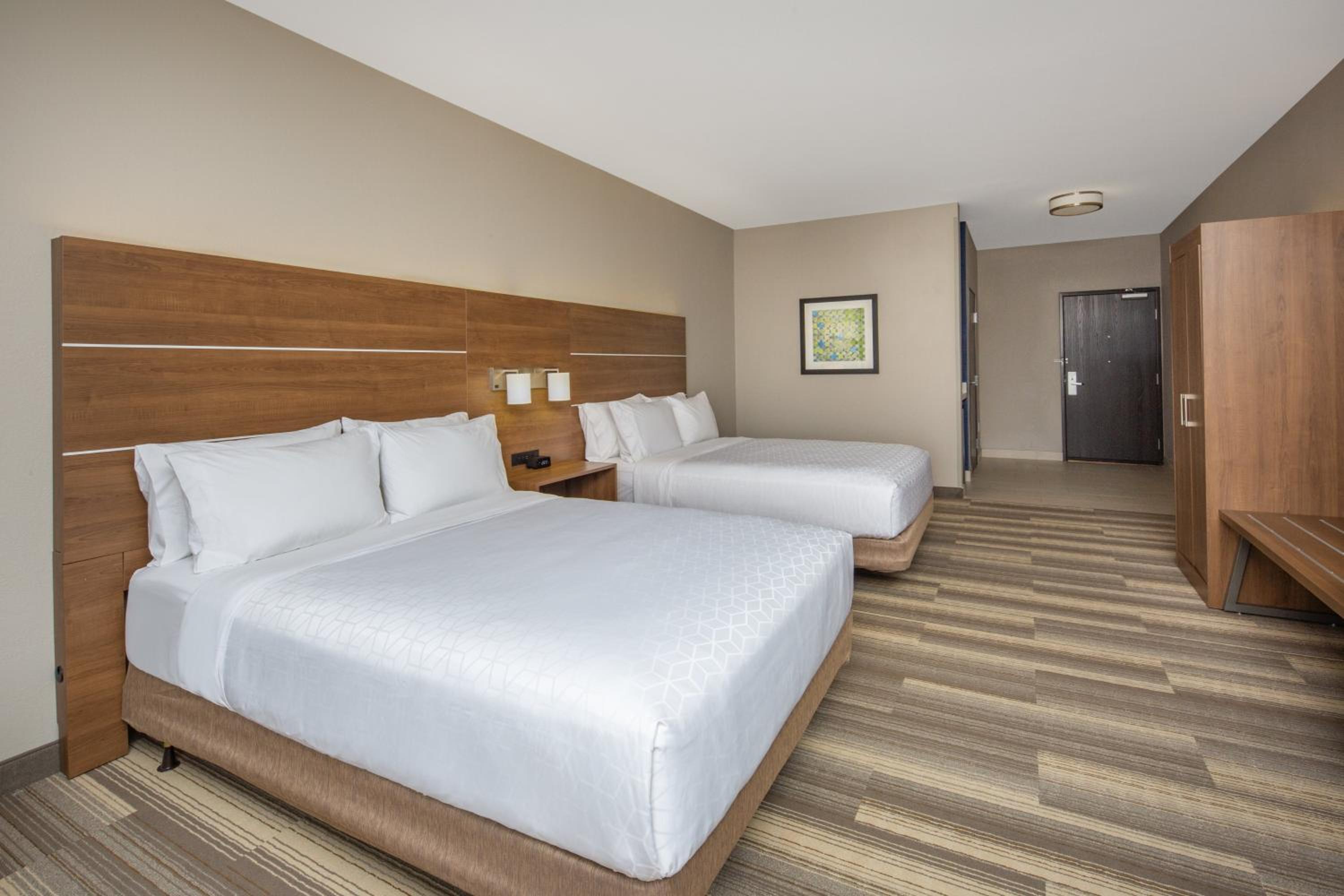 Queen Room with Two Queen Beds - Hearing Accessible - Photo 2