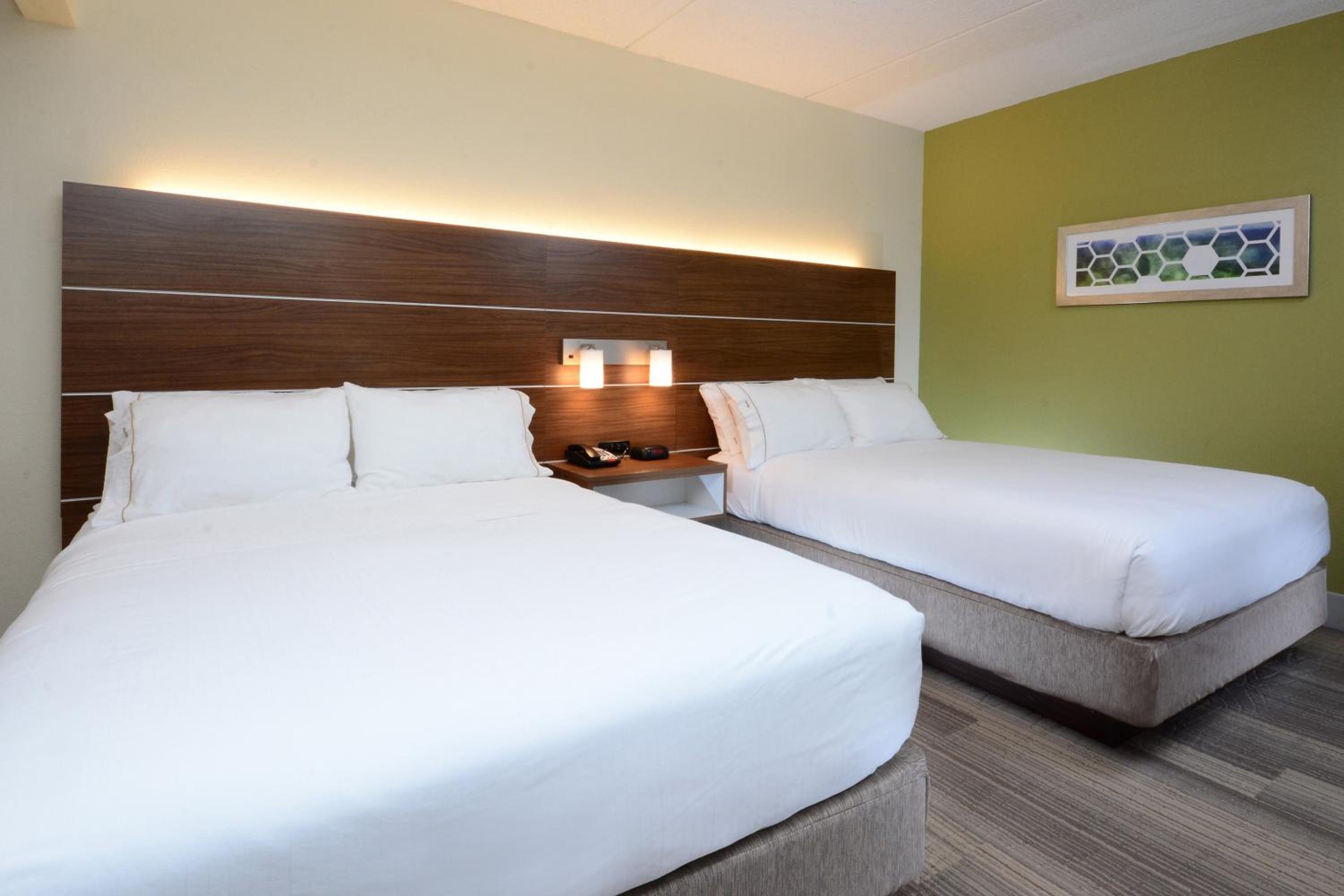 Standard Room with Two Queen Beds - Photo 8