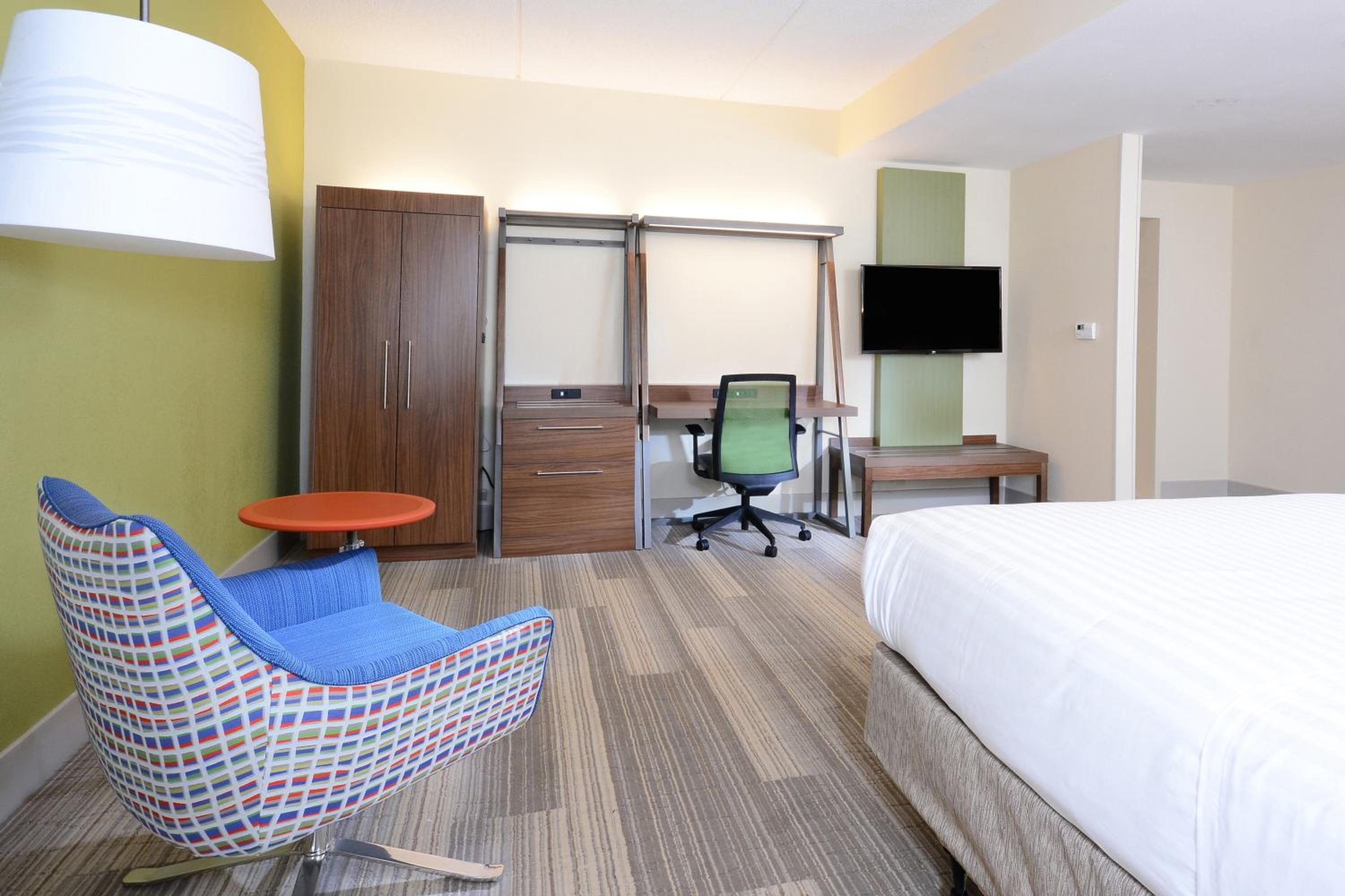 Standard King Room with Roll-In Shower - Communications Access - Photo 6