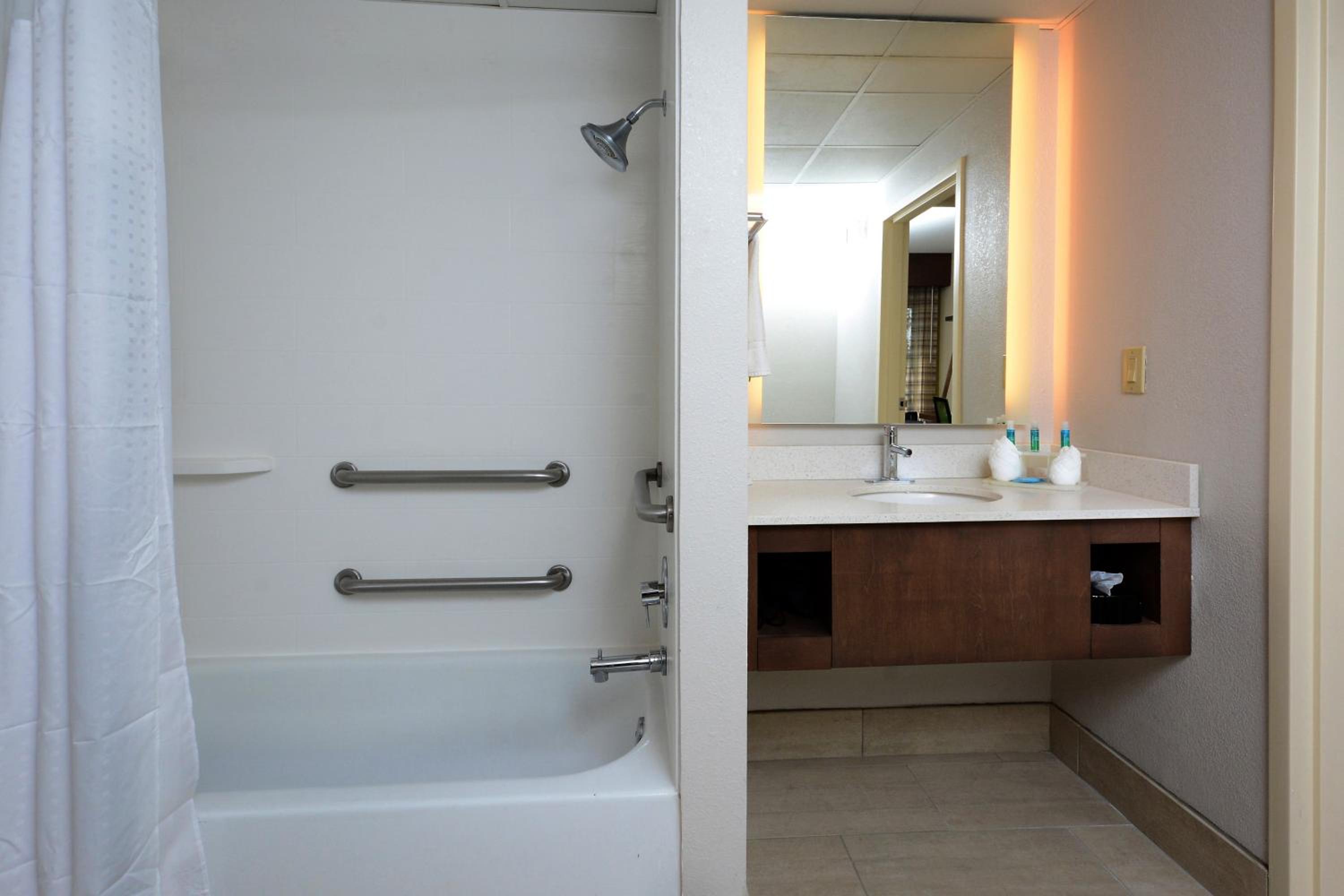 Deluxe King Room - Hearing Accessible  - Photo 3