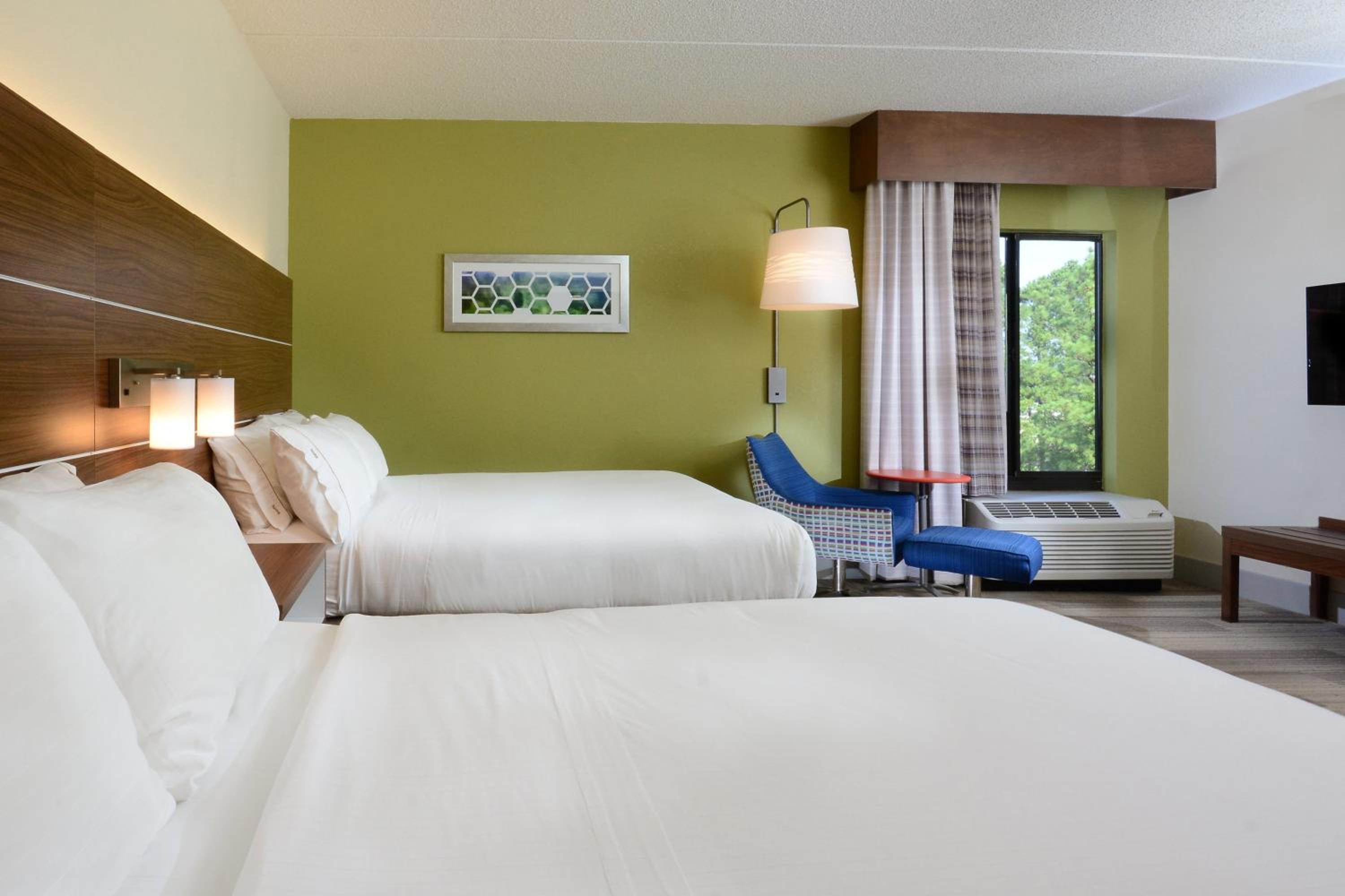 Standard Room with Two Queen Beds - Photo 6