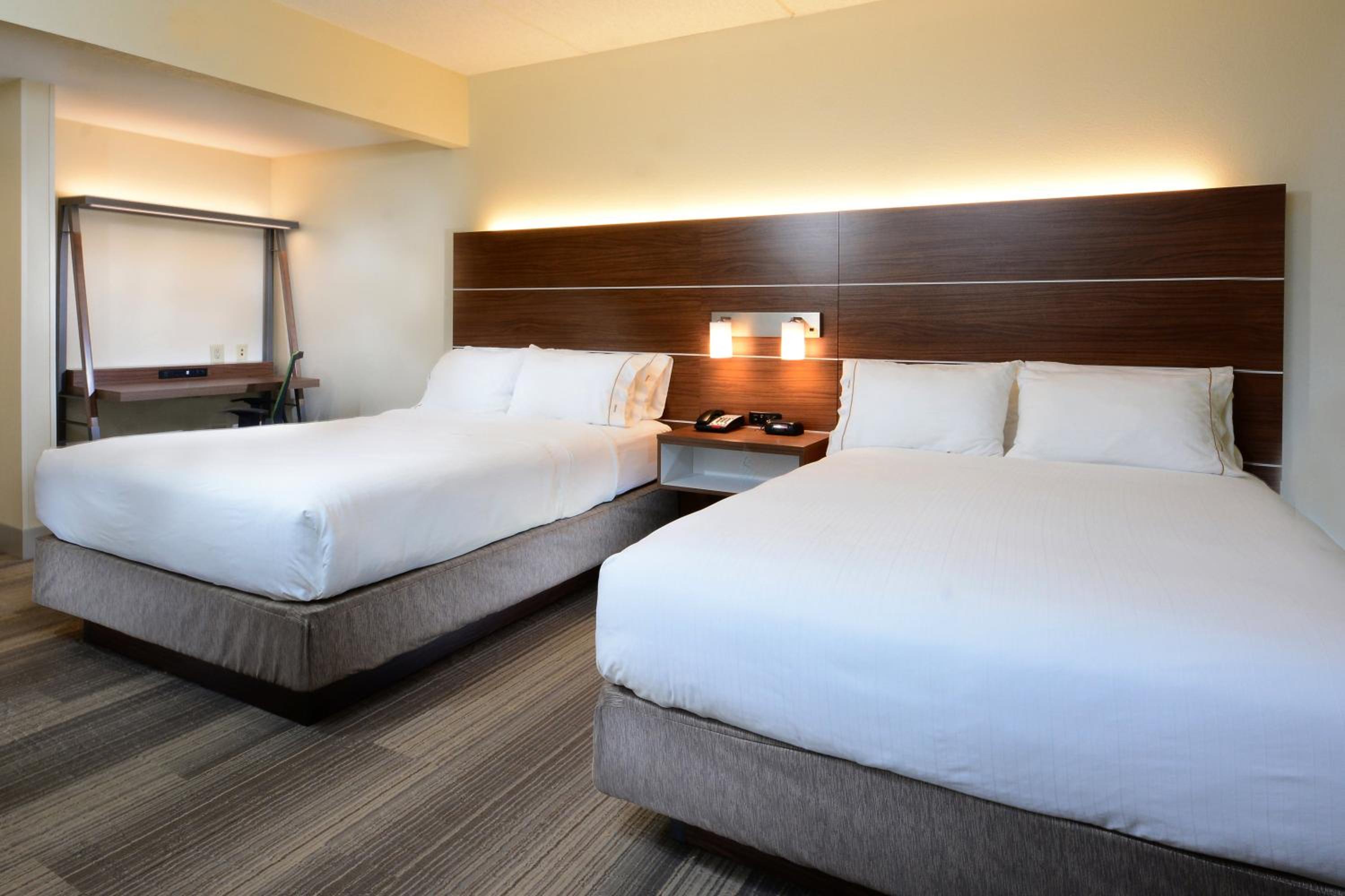 Standard Room with Two Queen Beds - Photo 1