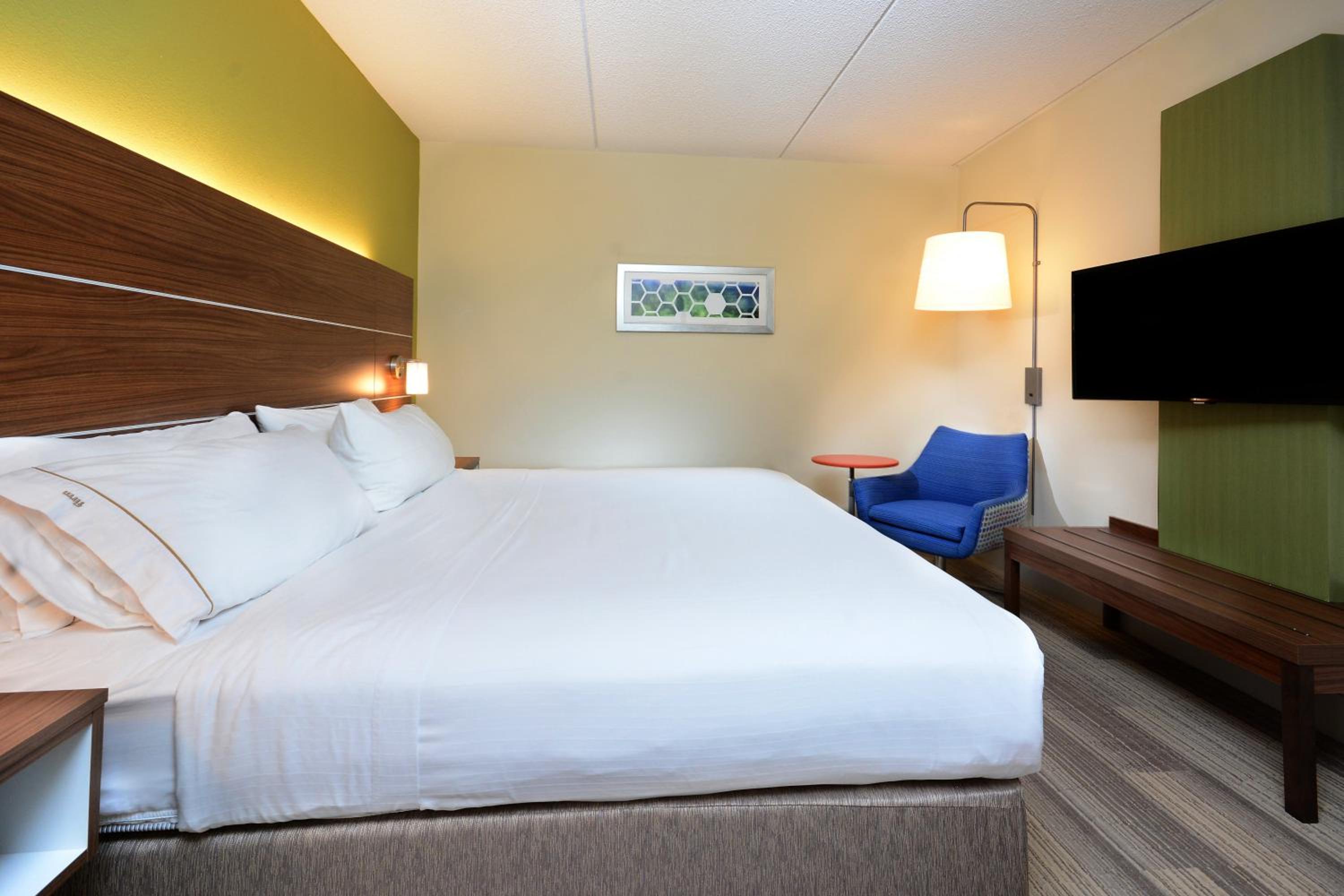 Standard King Room with Roll-In Shower - Communications Access - Photo 4