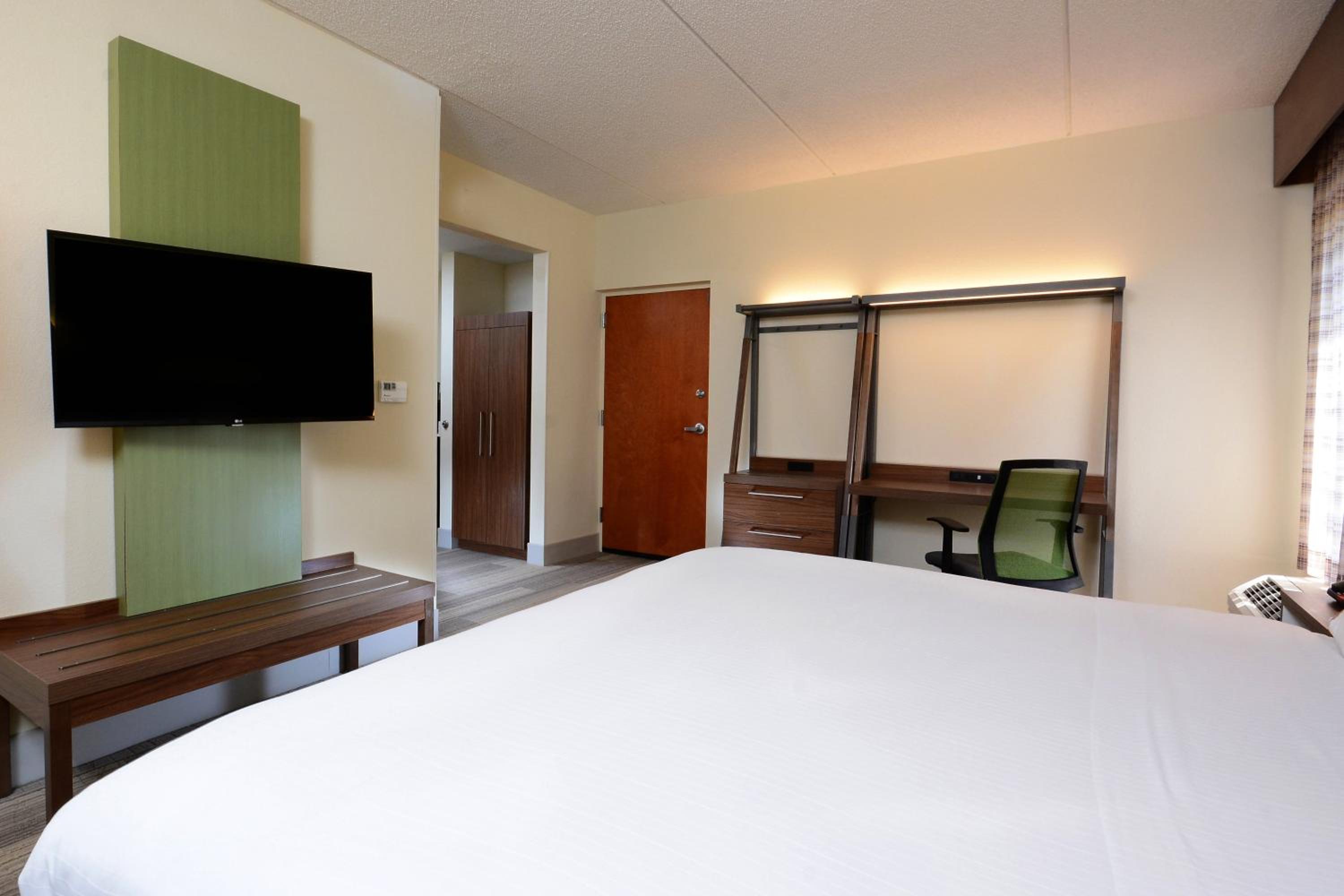 Standard King Room with Roll-In Shower - Communications Access - Photo 5