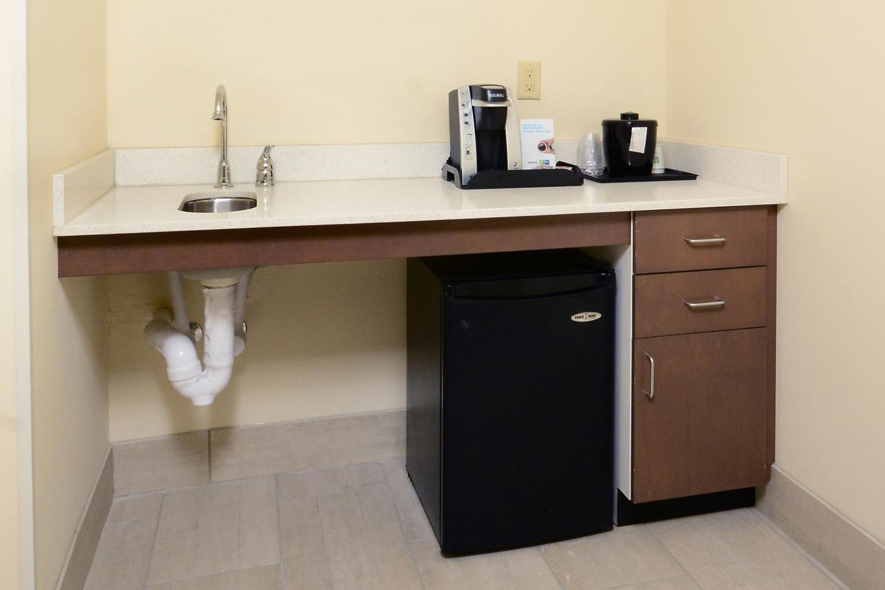 Standard King Room with Roll-In Shower - Communications Access - Photo 2