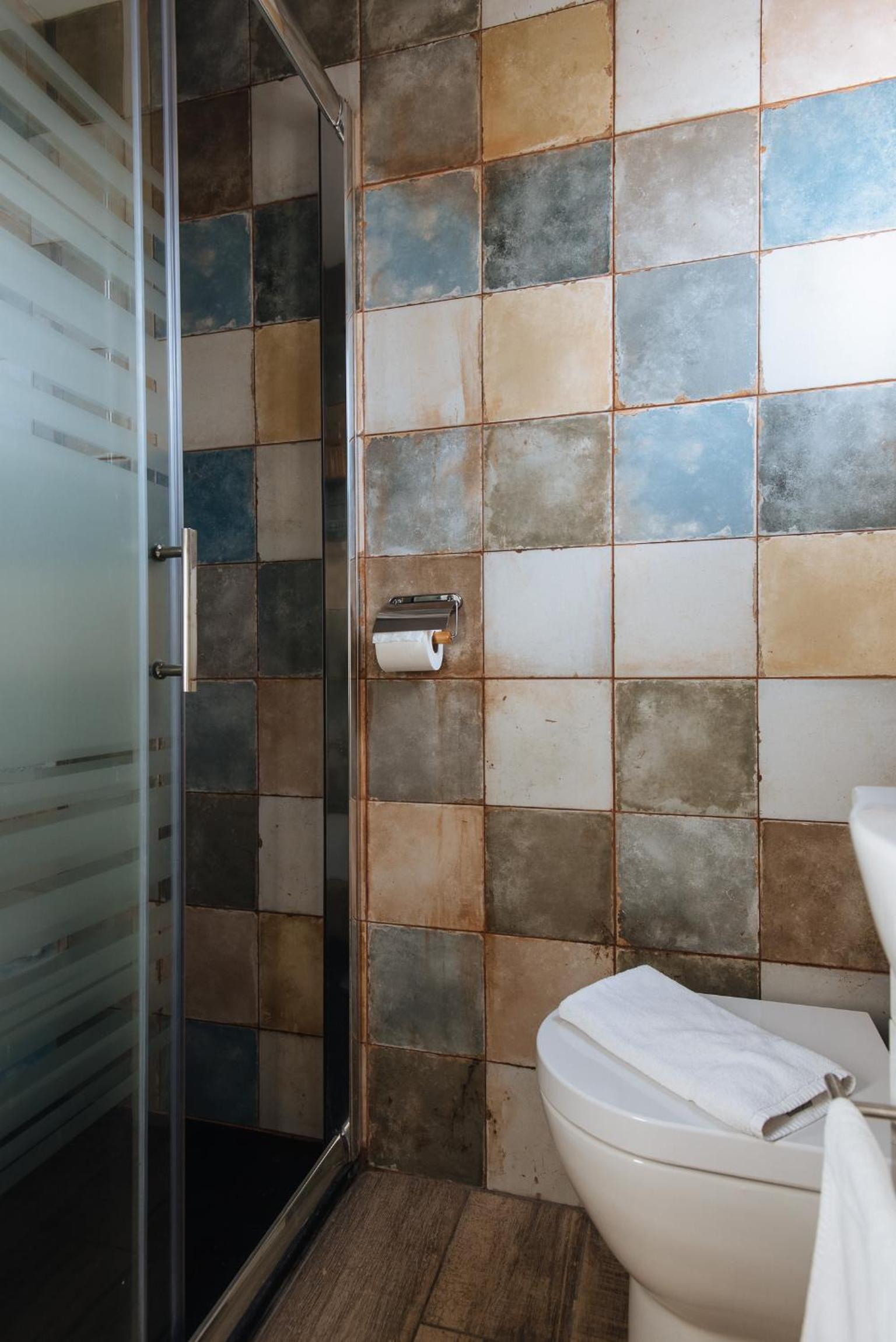 Double Room with Private Bathroom - Photo 12