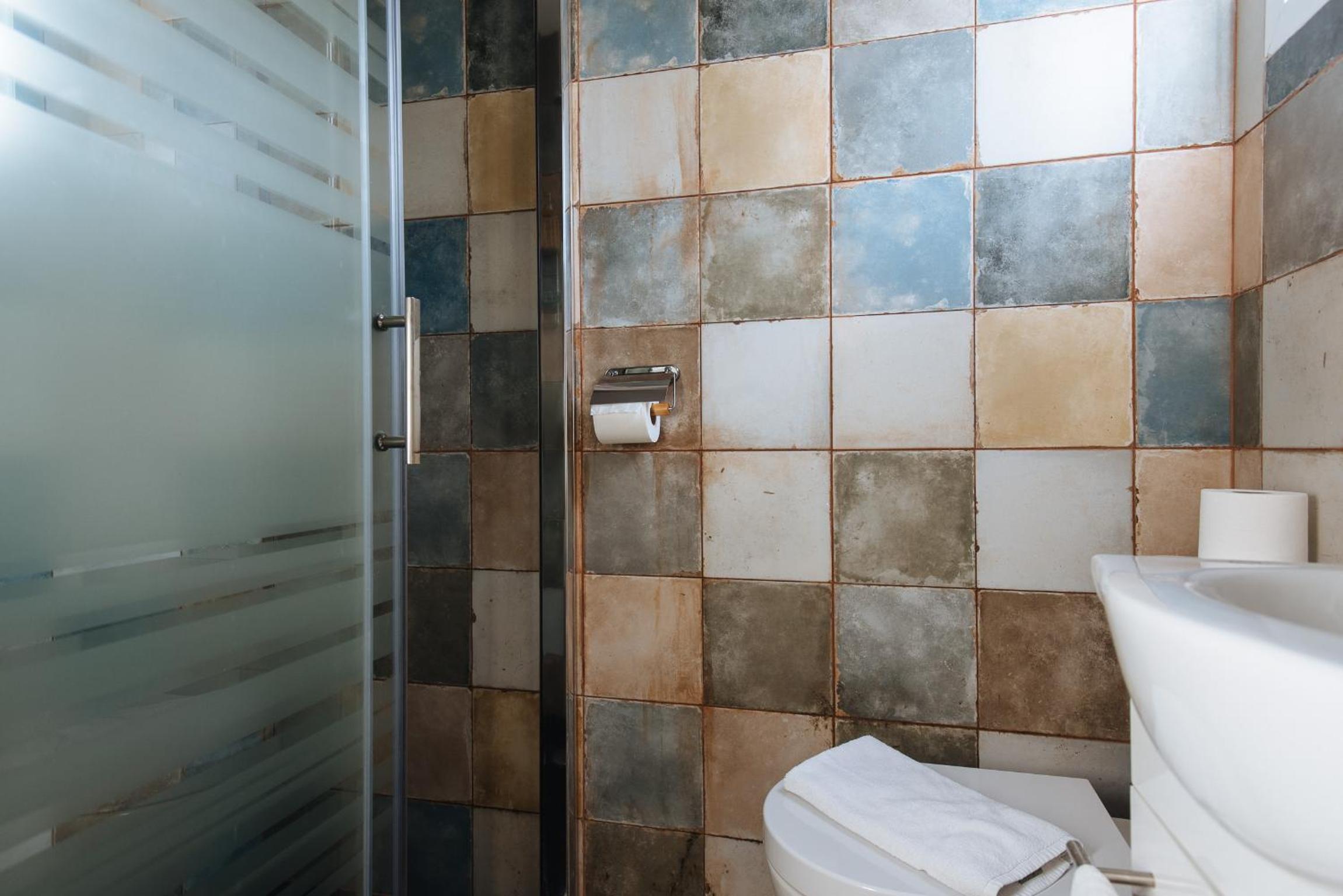 Double Room with Private Bathroom - Photo 11