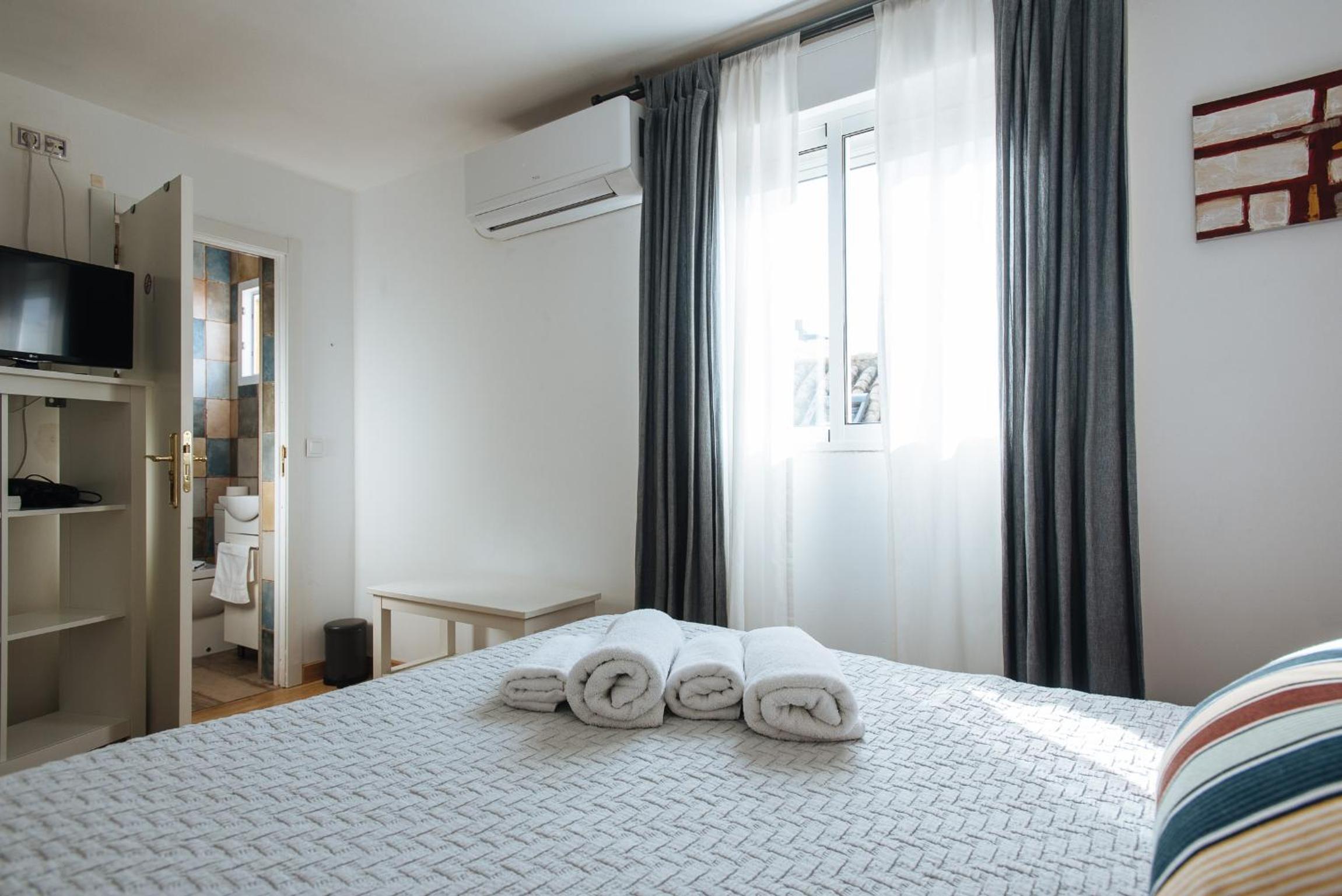 Double Room with Private Bathroom - Photo 9