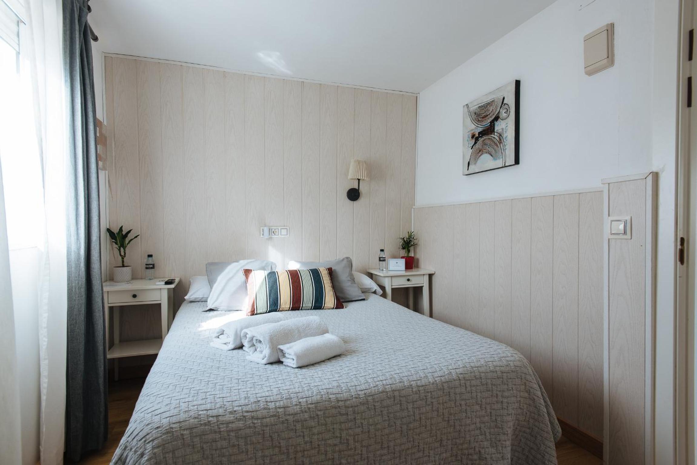 Double Room with Private Bathroom - Photo 8