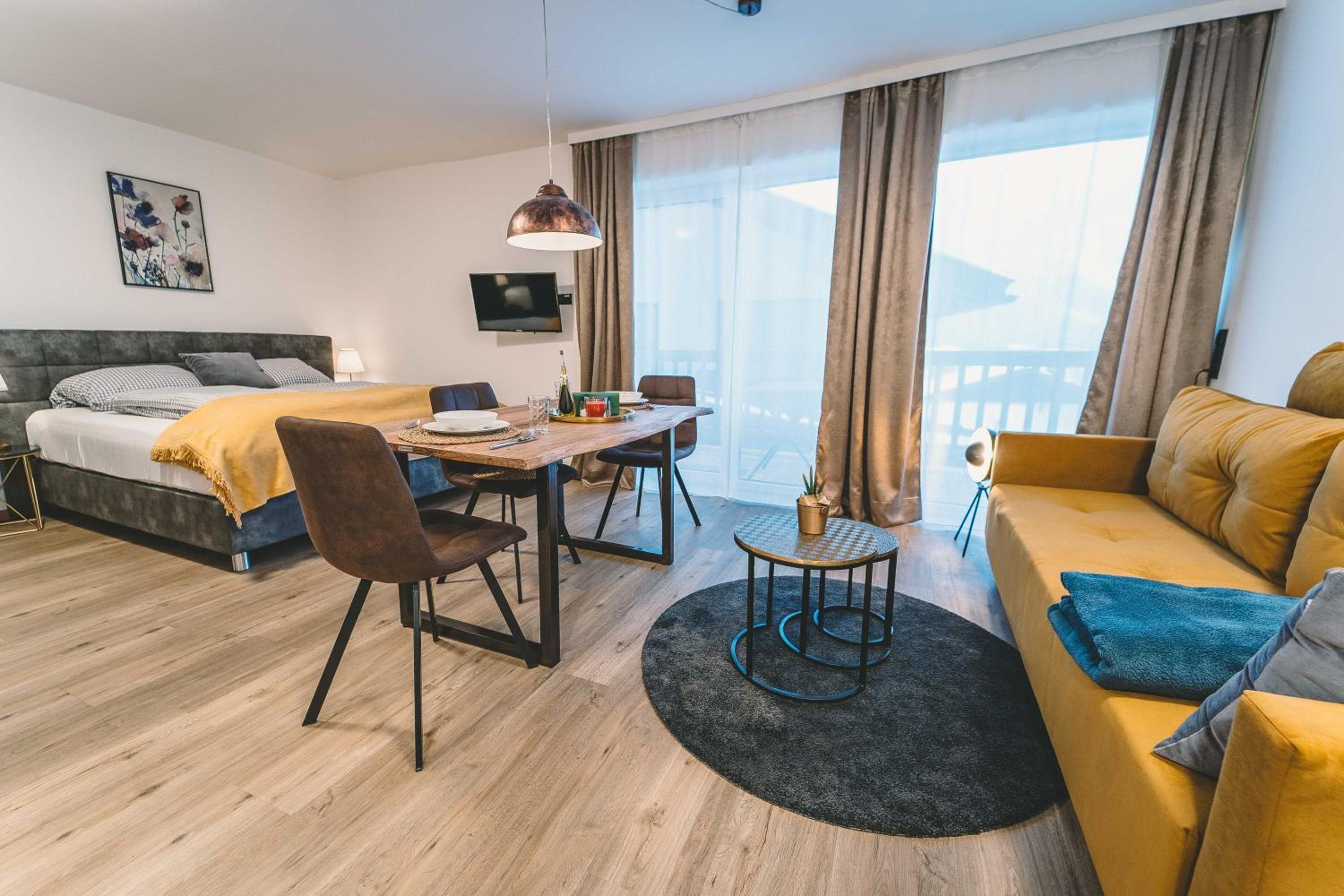 Studio Apartment with Balcony and Mountain View