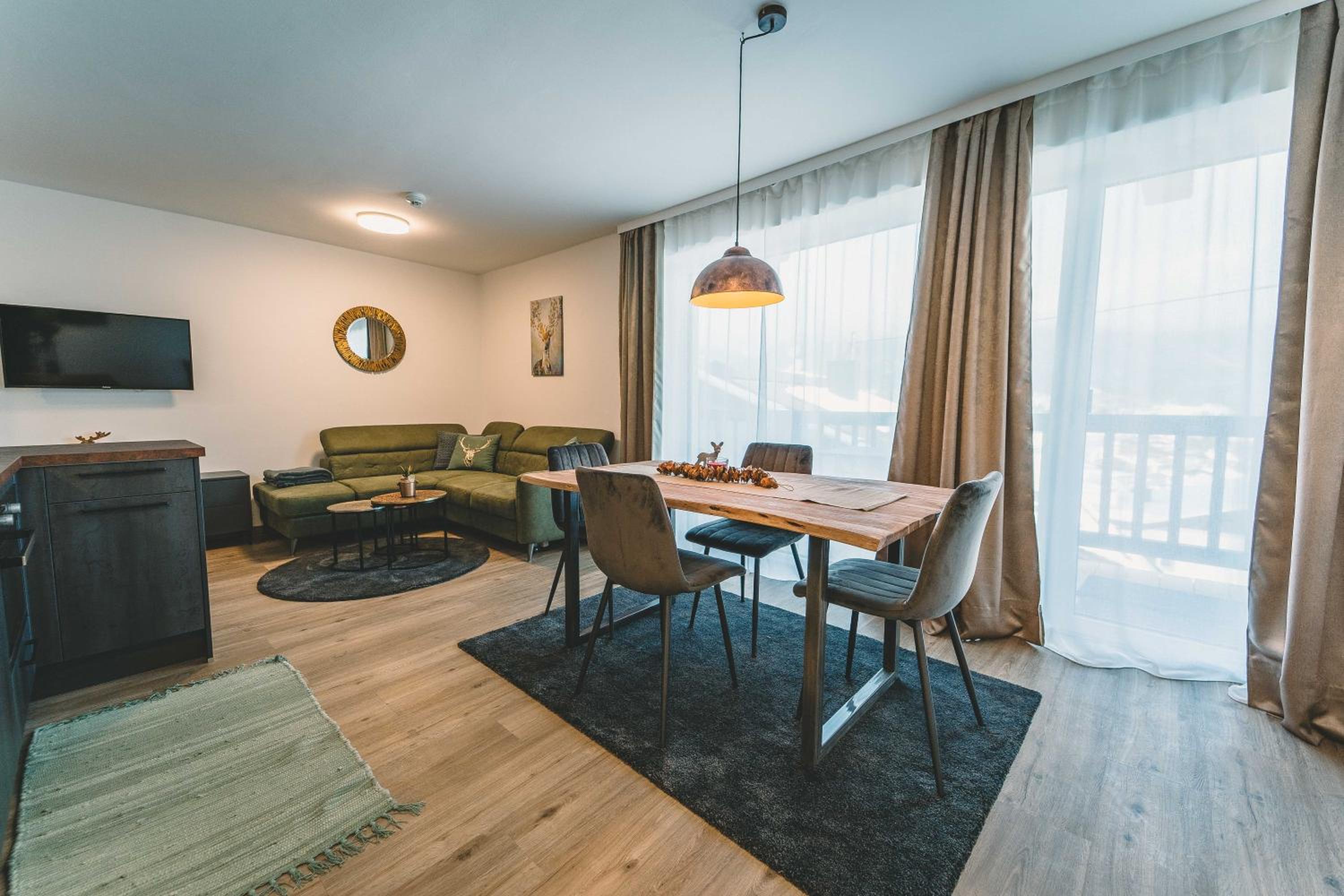 Panorama Apartment with Balcony and Mountain View