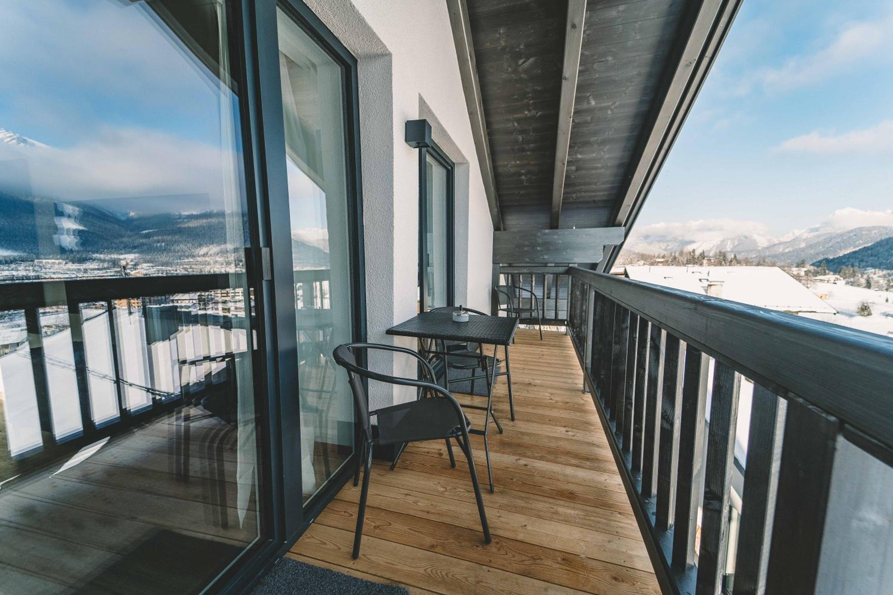 Rooftop deluxe Apartment with Balcony and Mountain View photo 2