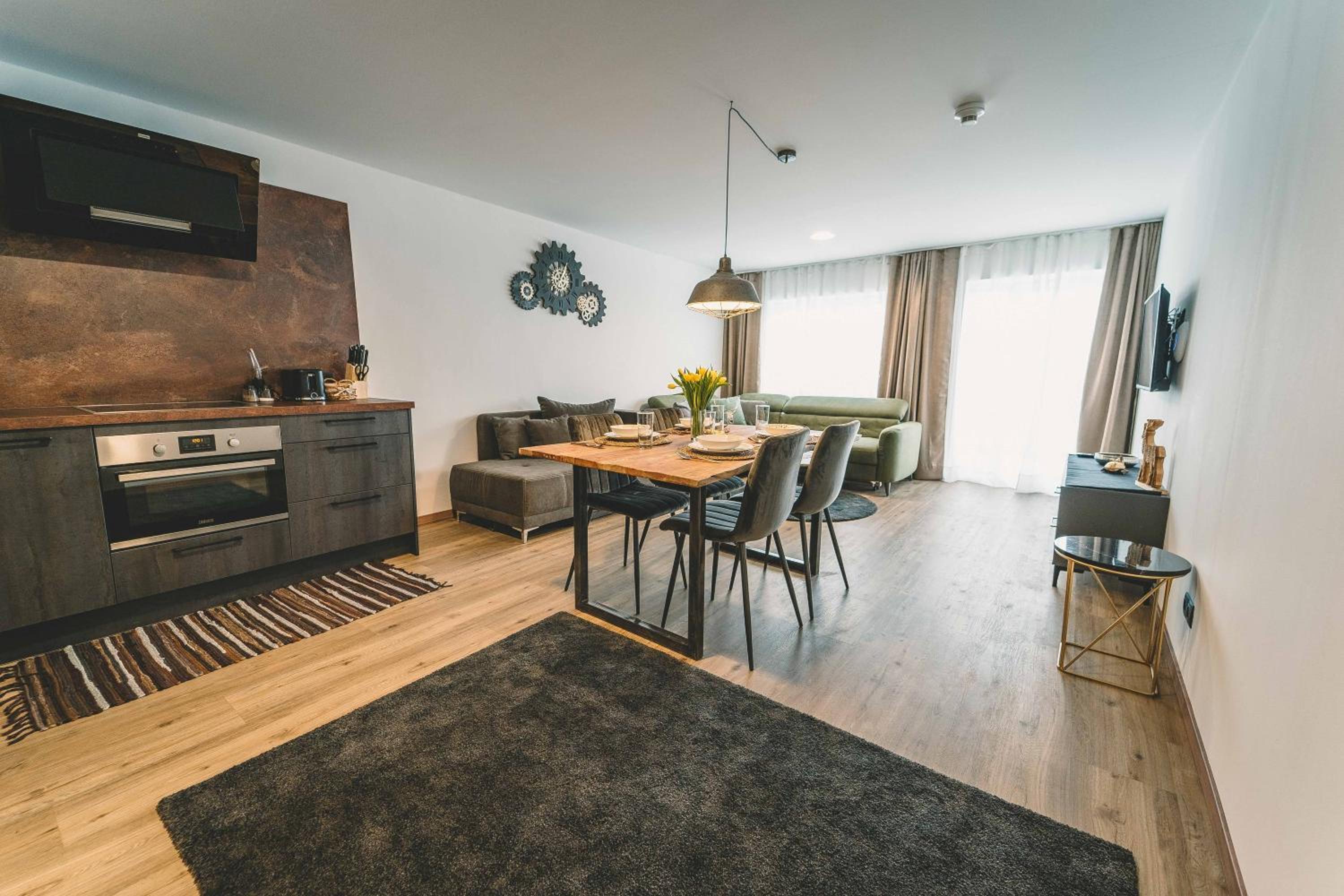 Panorama Apartment with Balcony and Mountain View