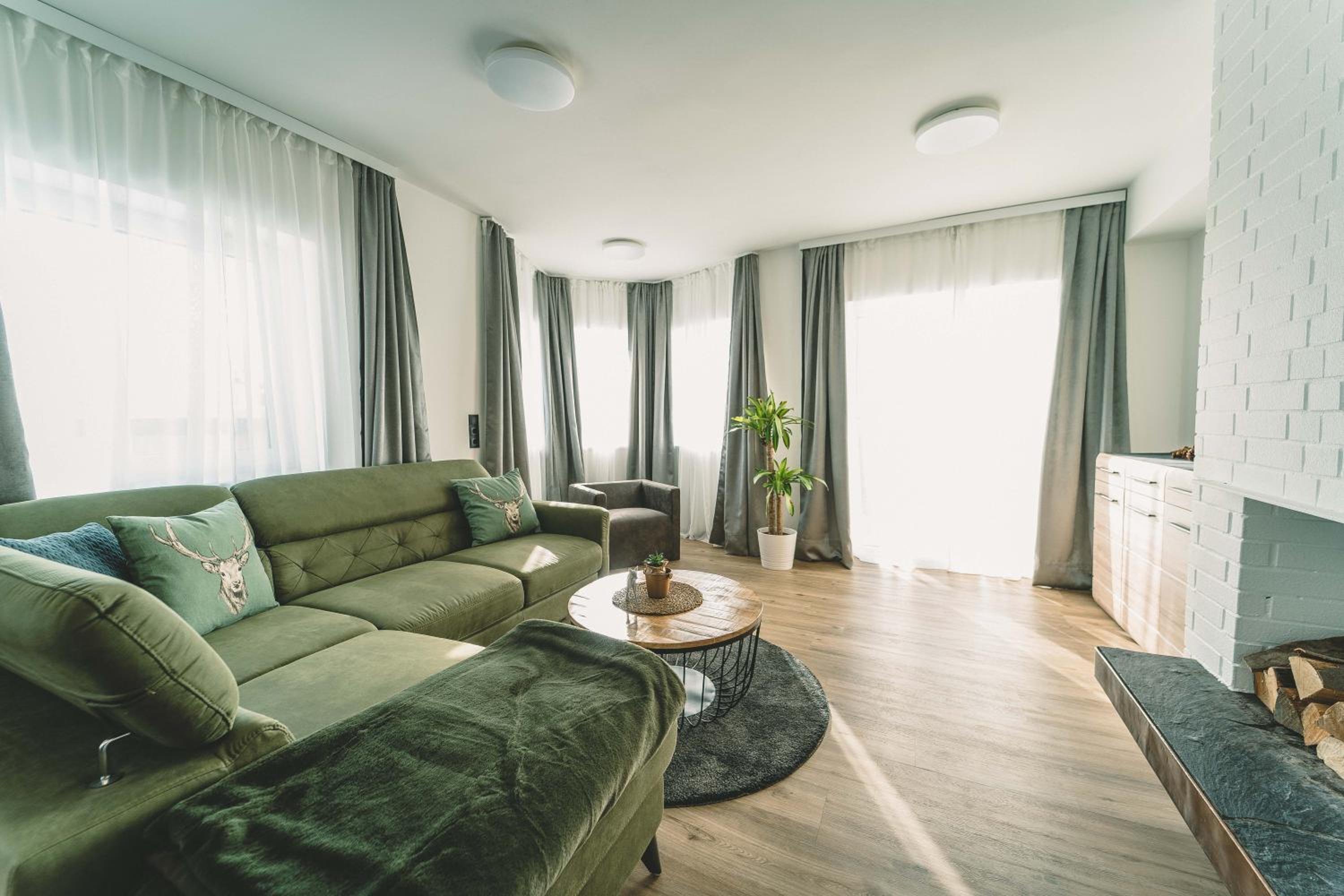 Panorama Apartment with Balcony and Mountain View