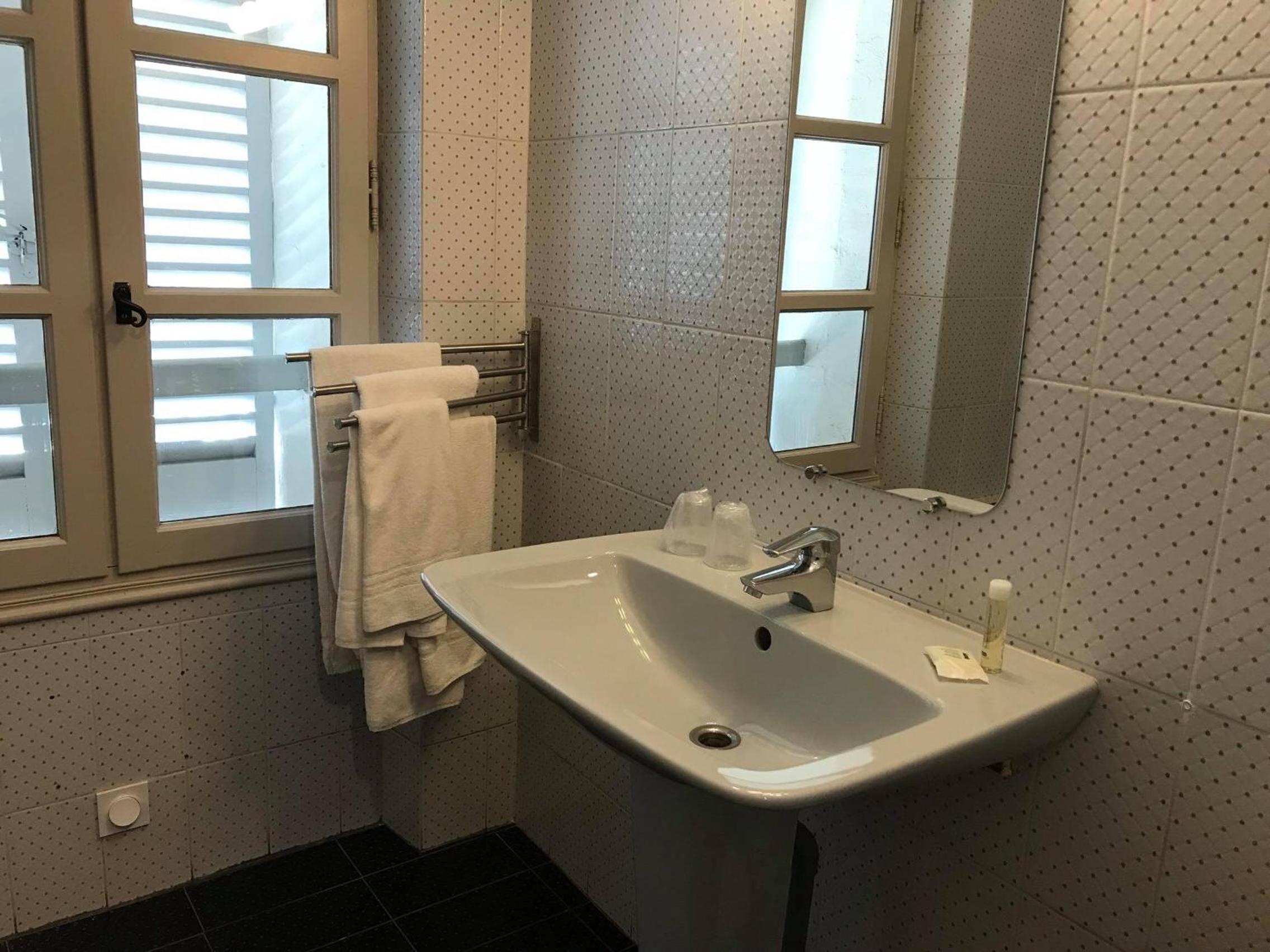 Double Room (No air-conditioning) photo 3
