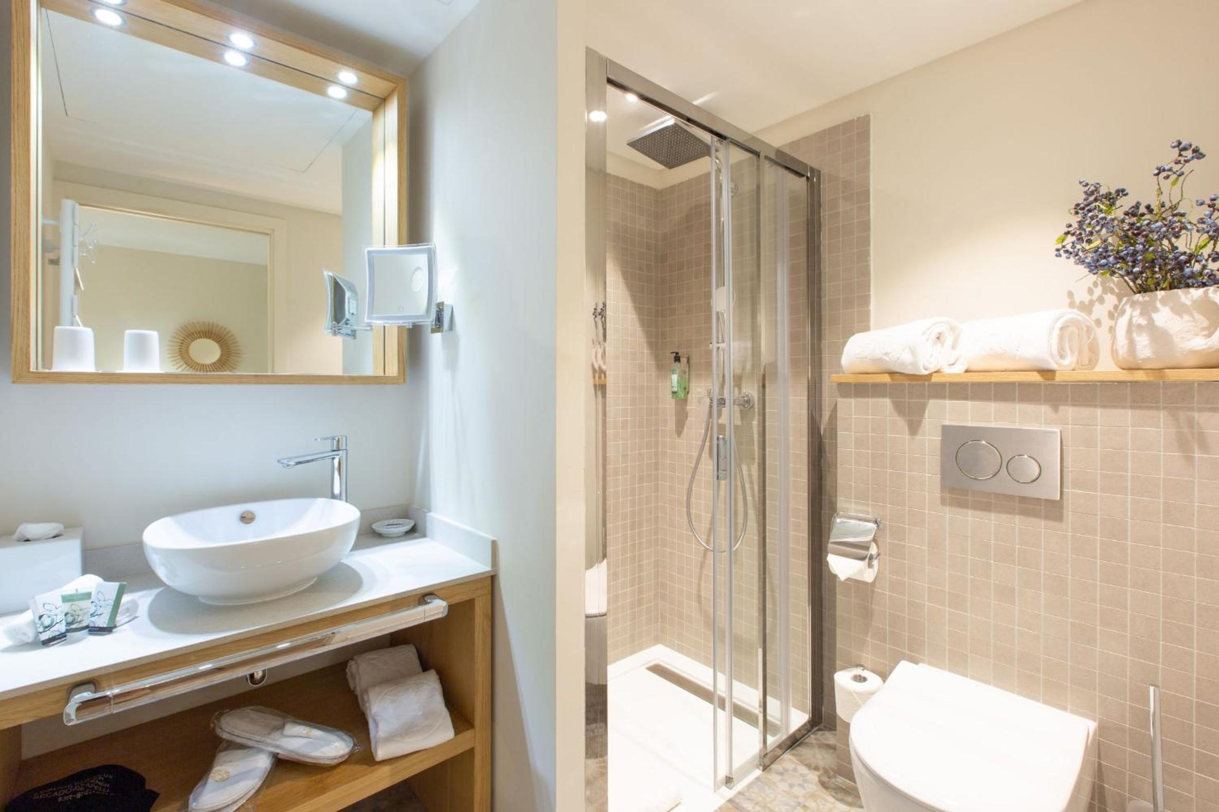 Double Room with Balcony - Photo 3