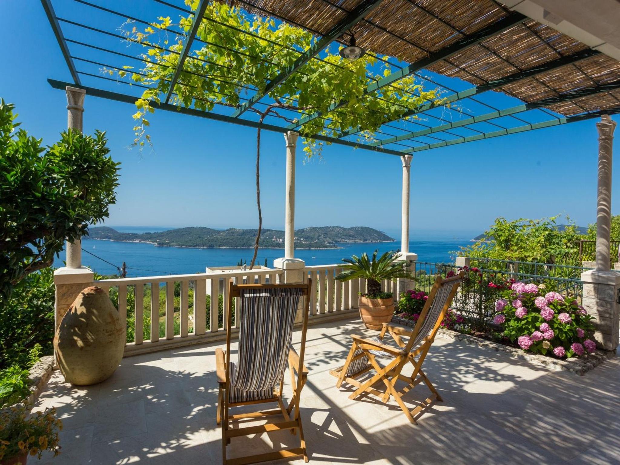 Three-Bedroom Holiday Home with Terrace and Sea View photo 3