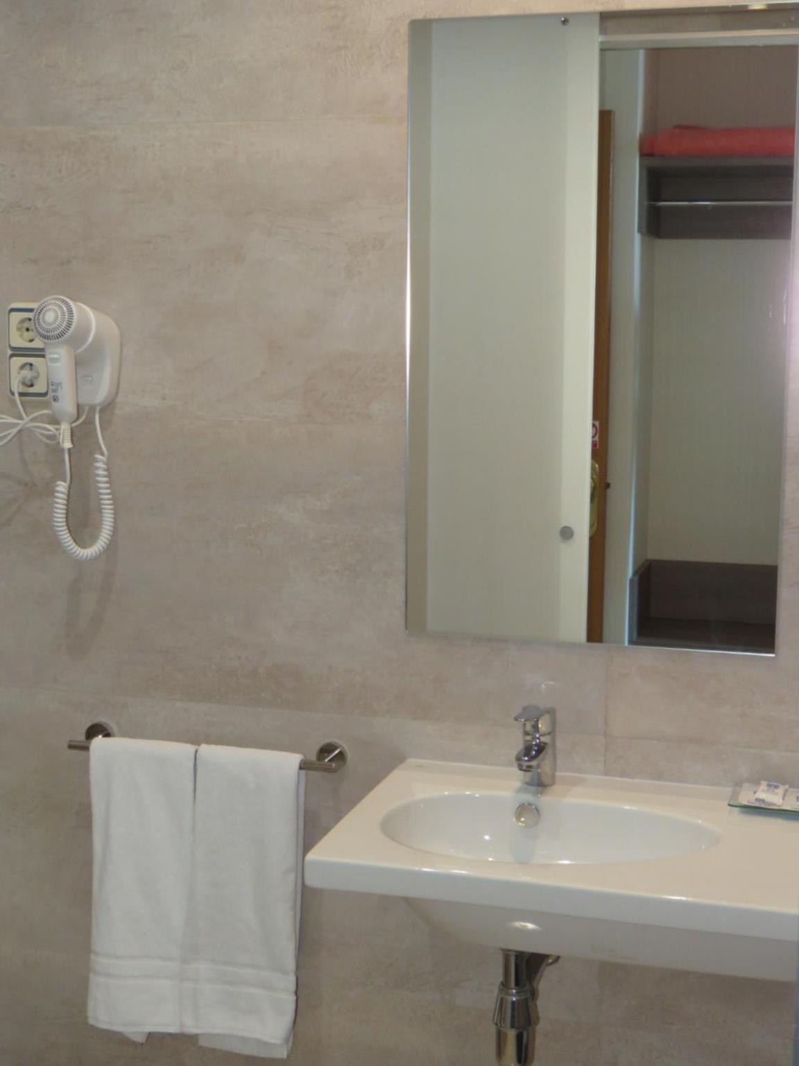 Twin Room - Photo 7
