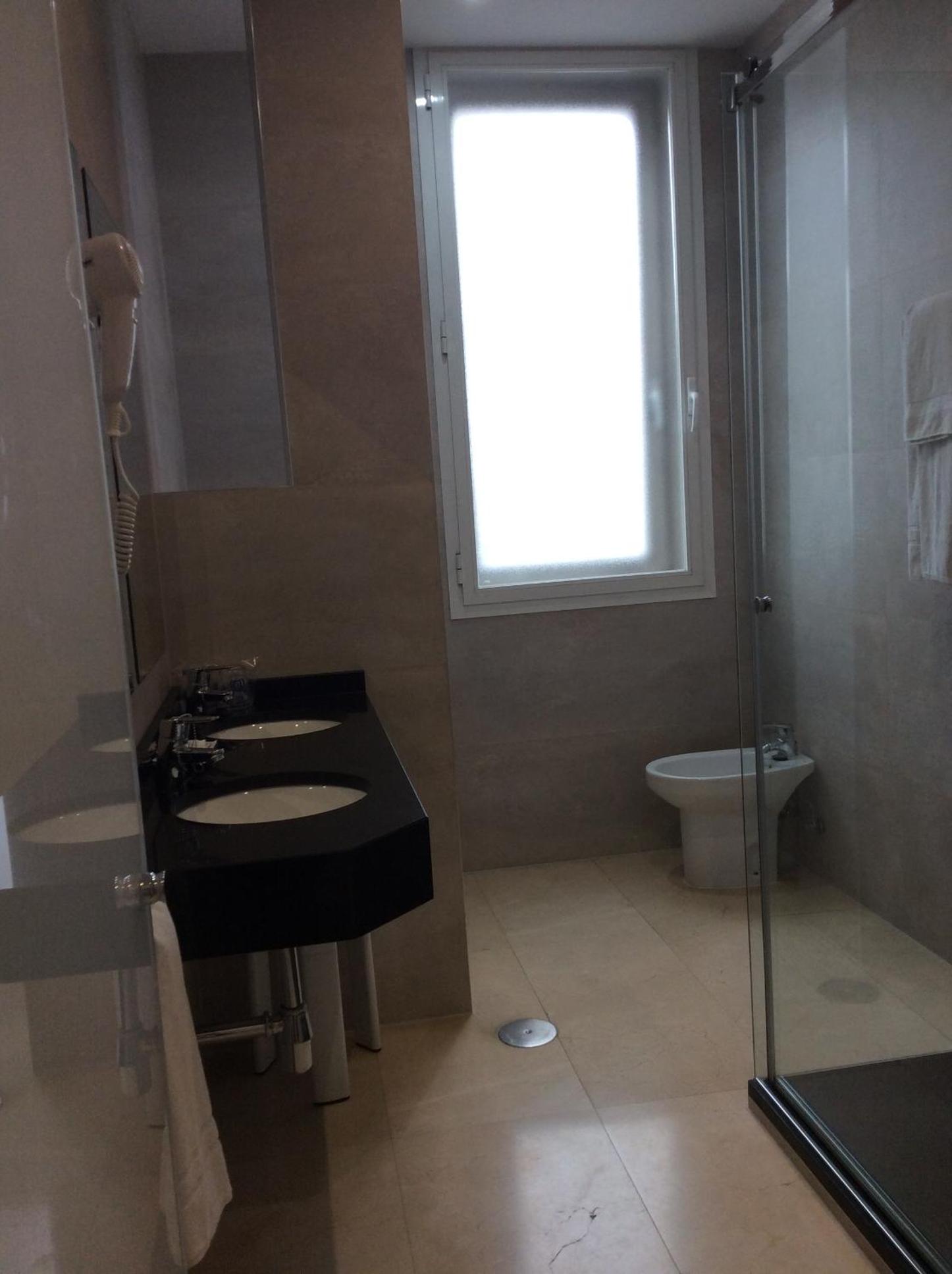 Twin Room - Photo 9